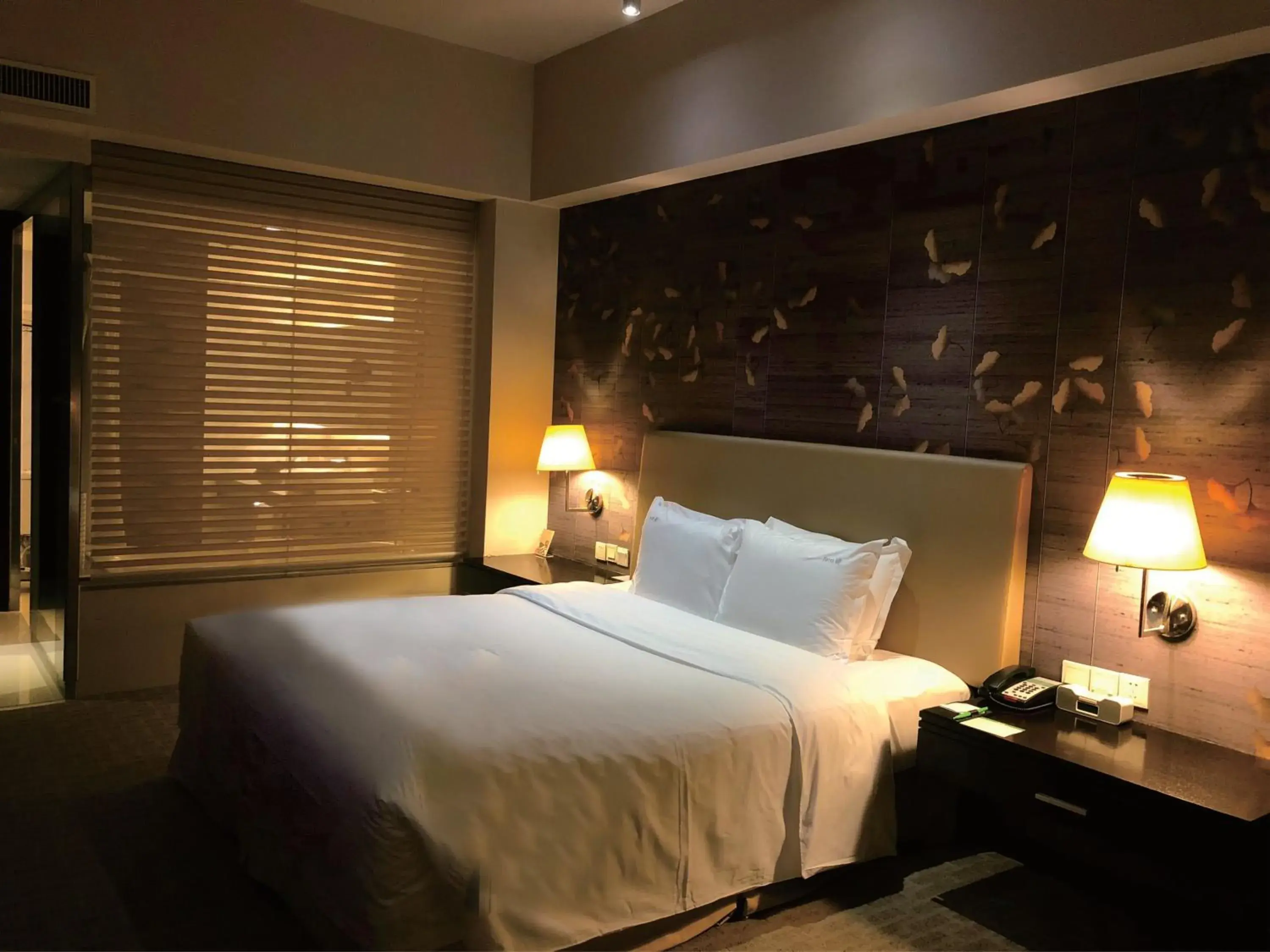 Photo of the whole room, Bed in Holiday Inn Xi'an Greenland Century City, an IHG Hotel