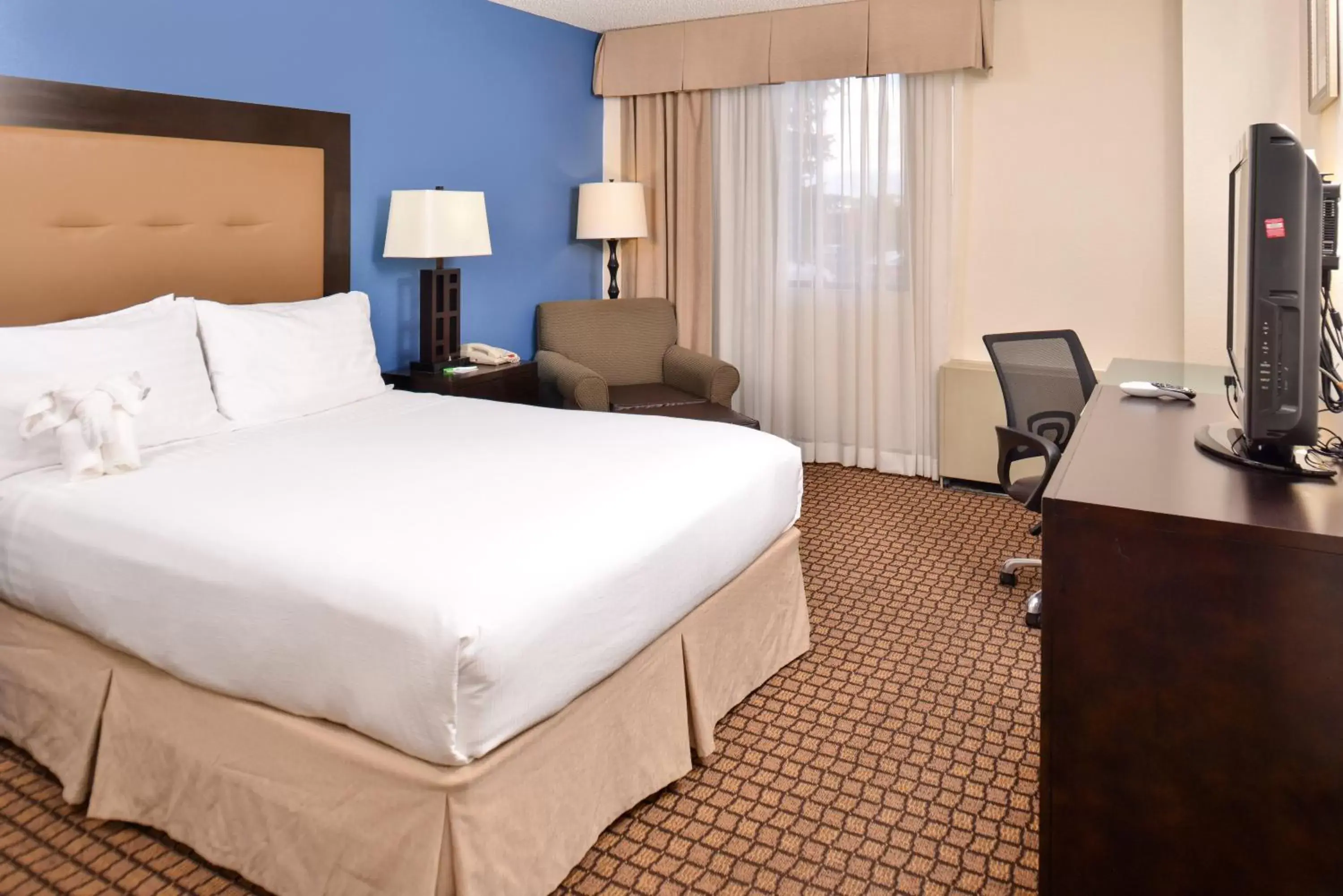 Photo of the whole room, Bed in Ramada Plaza by Wyndham Sheridan Hotel & Convention Center Photo of the whole room, Bed in Ramada Plaza by Wyndham Sheridan Hotel & Convention Center