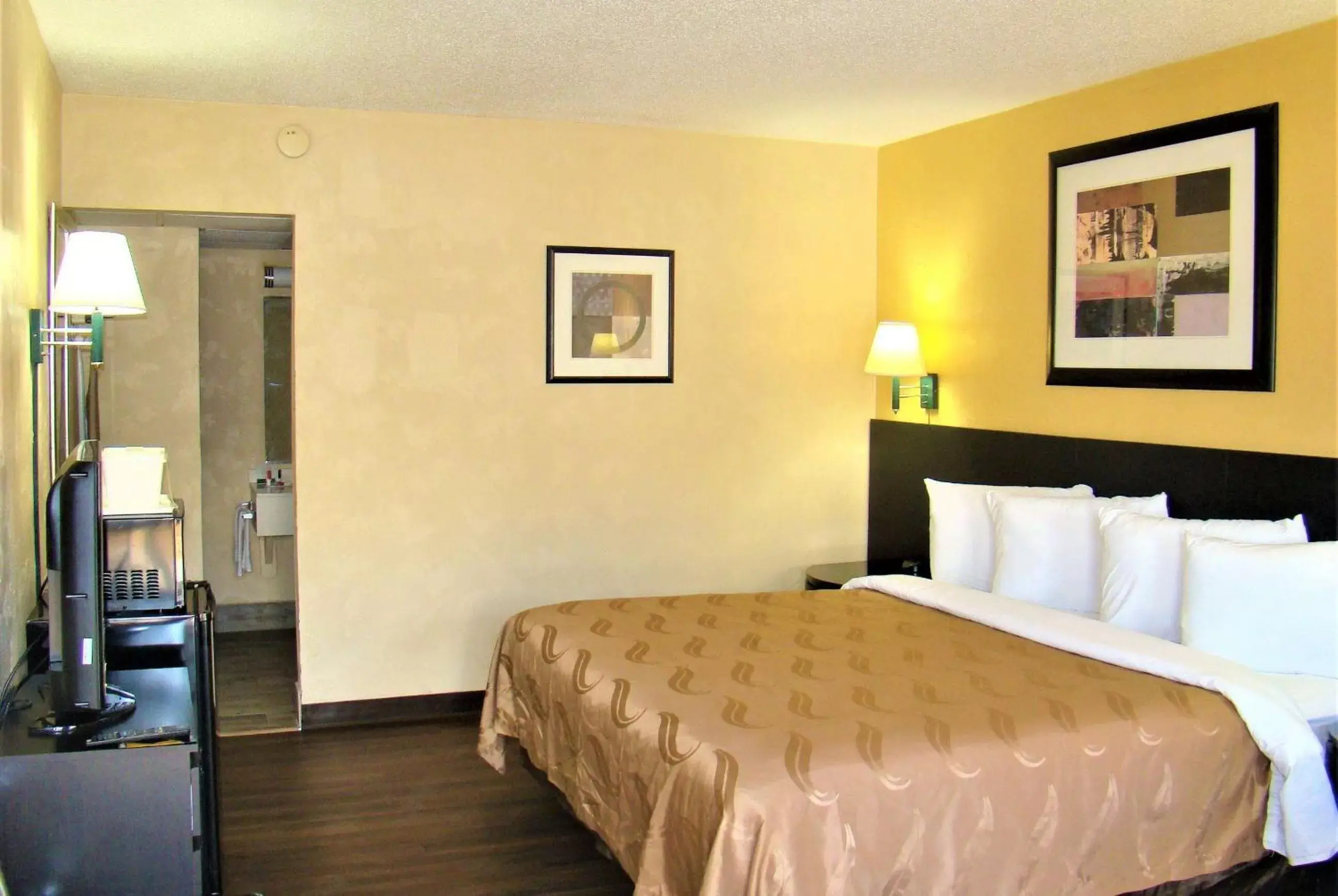 Photo of the whole room, Bed in Baymont by Wyndham Front Royal Near Shenandoah National Park Photo of the whole room, Bed in Baymont by Wyndham Front Royal Near Shenandoah National Park