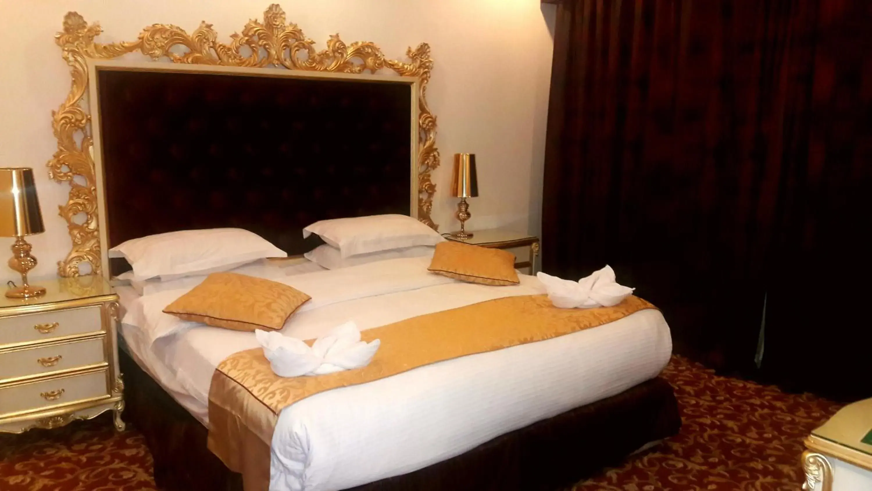 Bedroom, Bed in Rose Garden Hotel