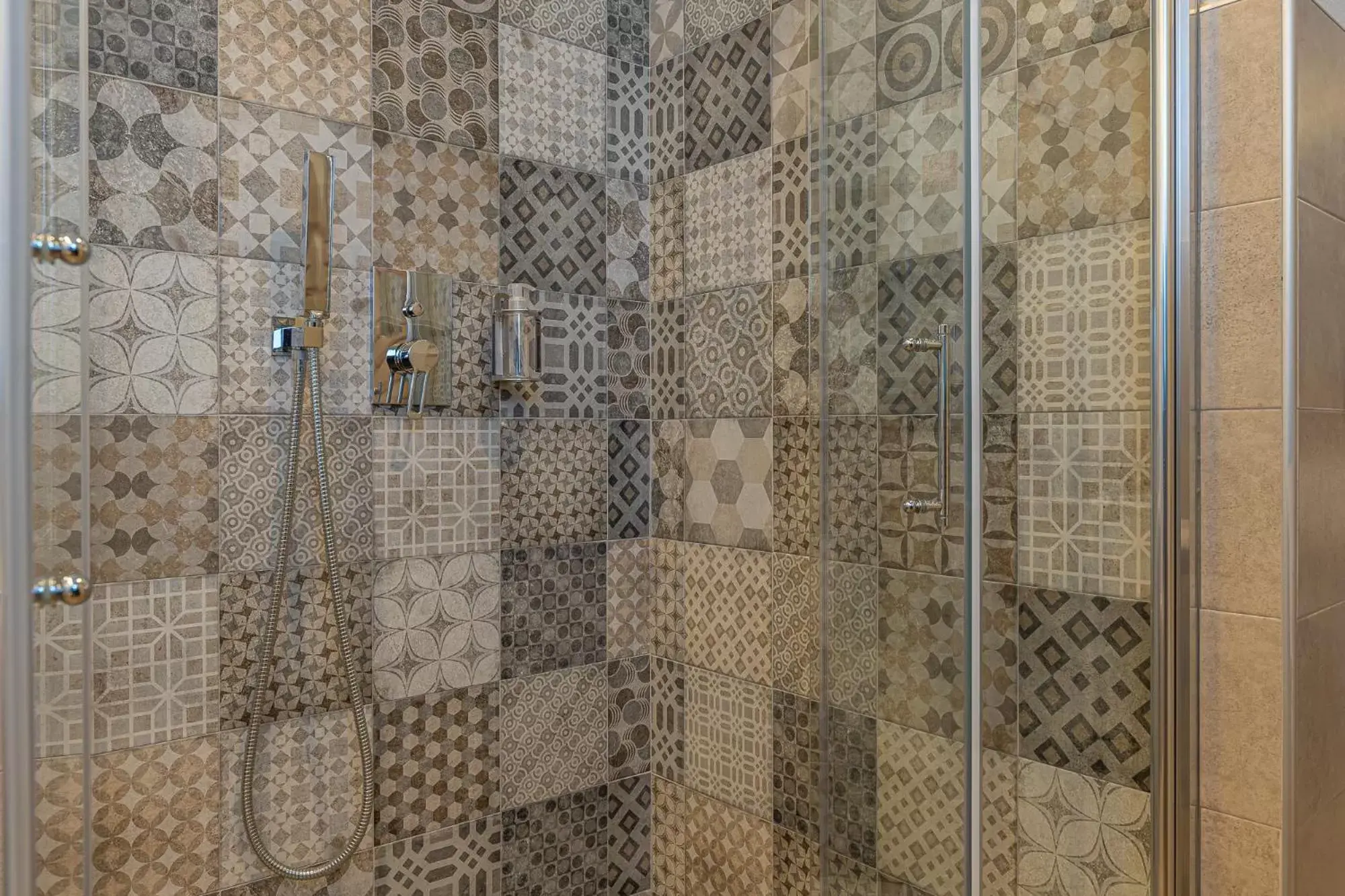 Shower, Bathroom in Hotel Mon Émile