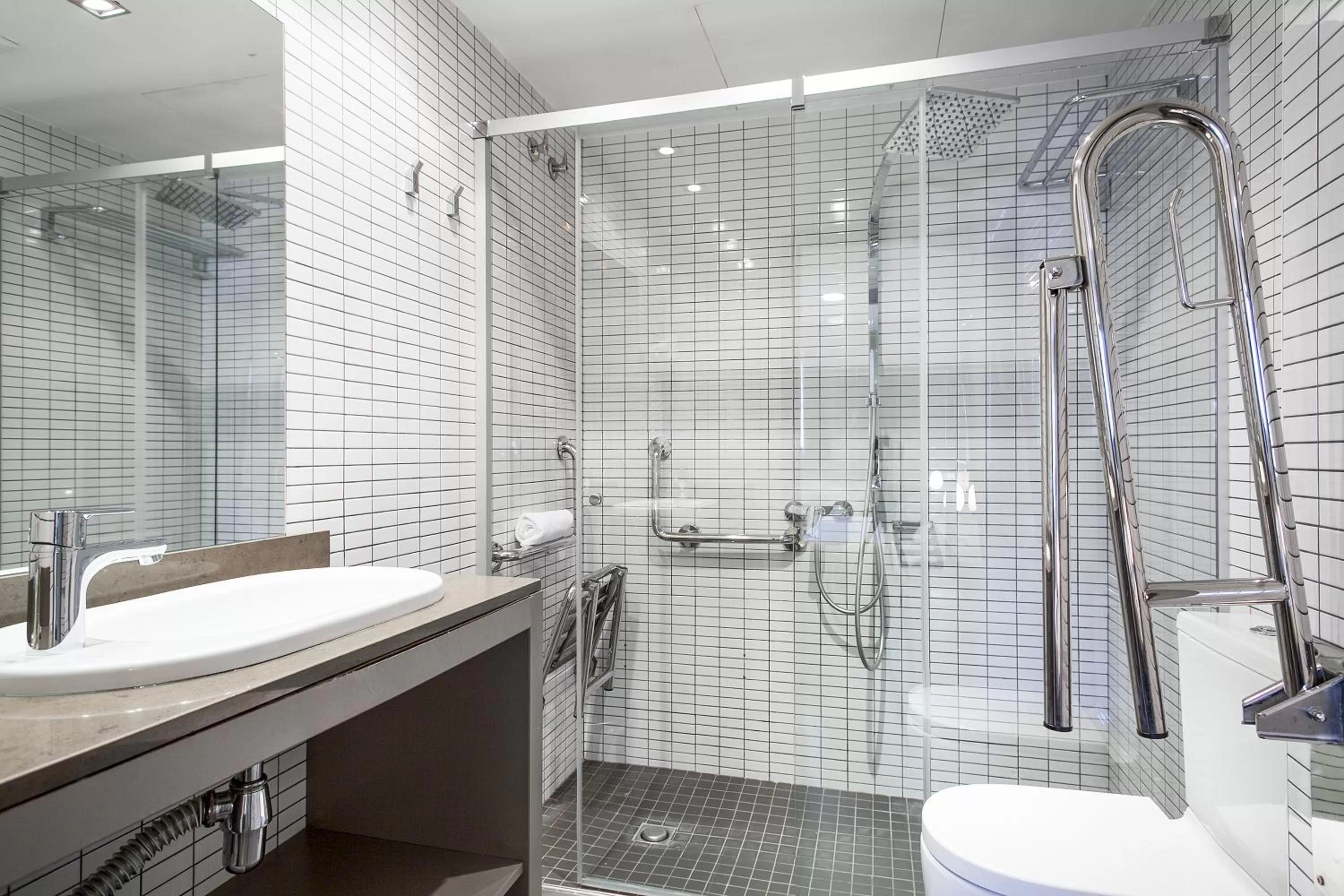 Bathroom in Hotel Acta Laumon