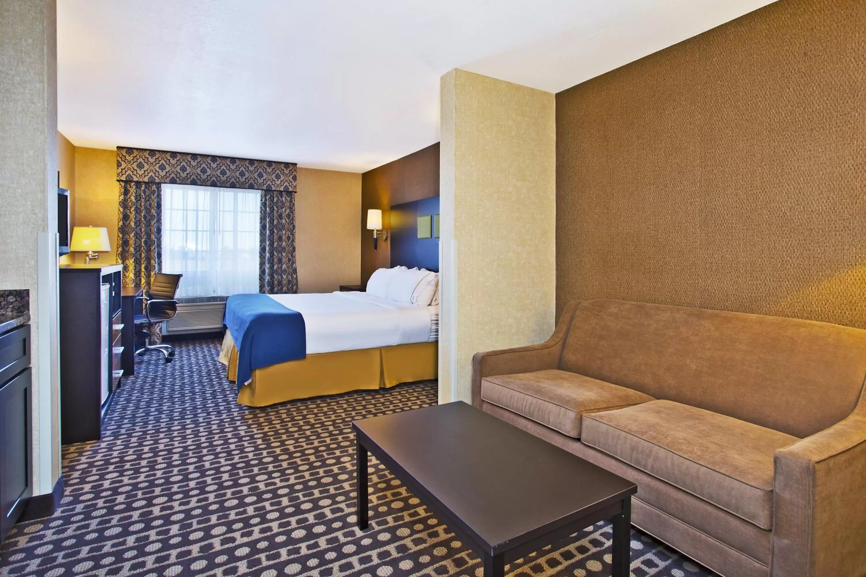 Photo of the whole room, Bed in Holiday Inn Express Hotel & Suites Wabash by IHG