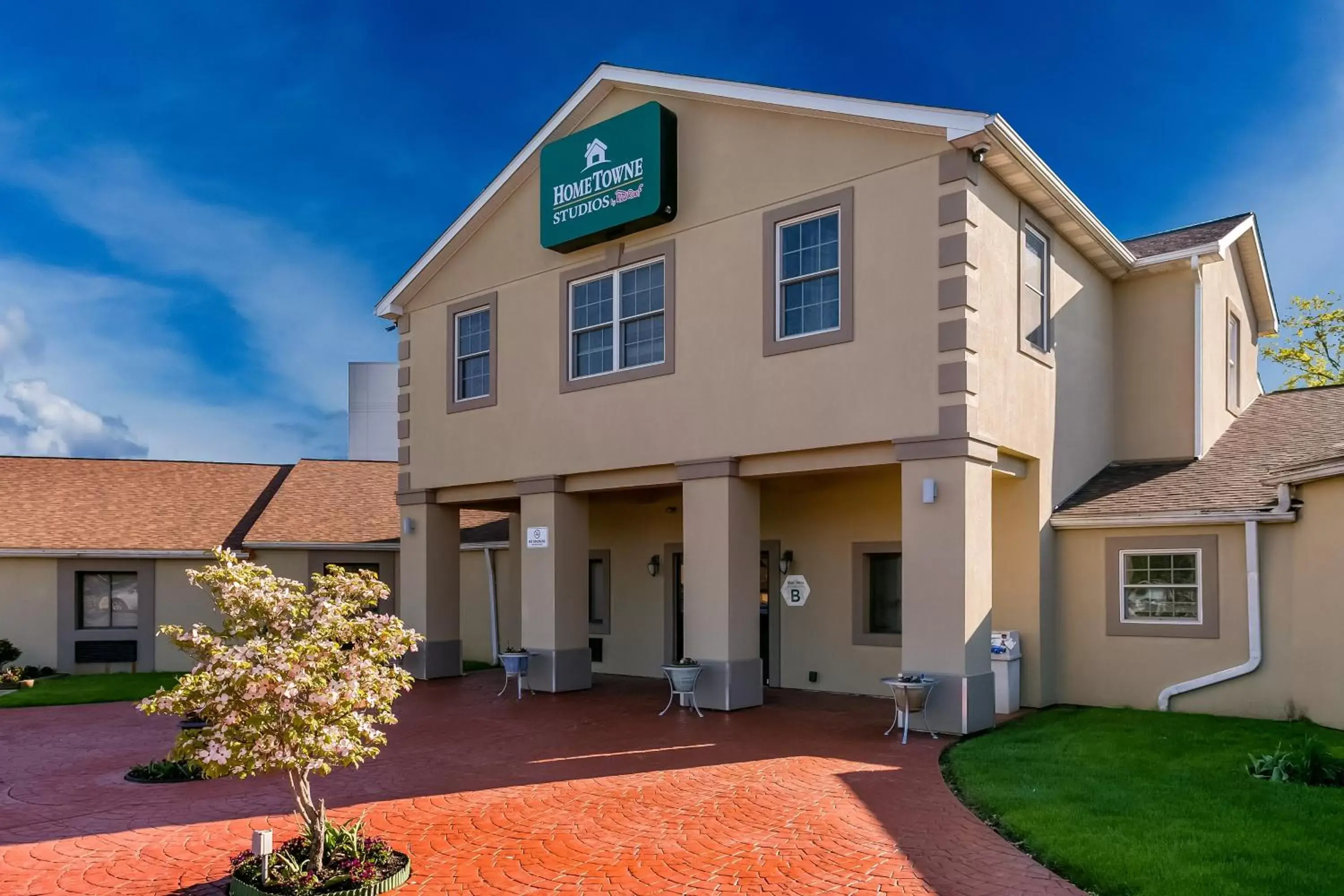 Property building in HomeTowne Studios by Red Roof Denver, PA Property building in HomeTowne Studios by Red Roof Denver, PA