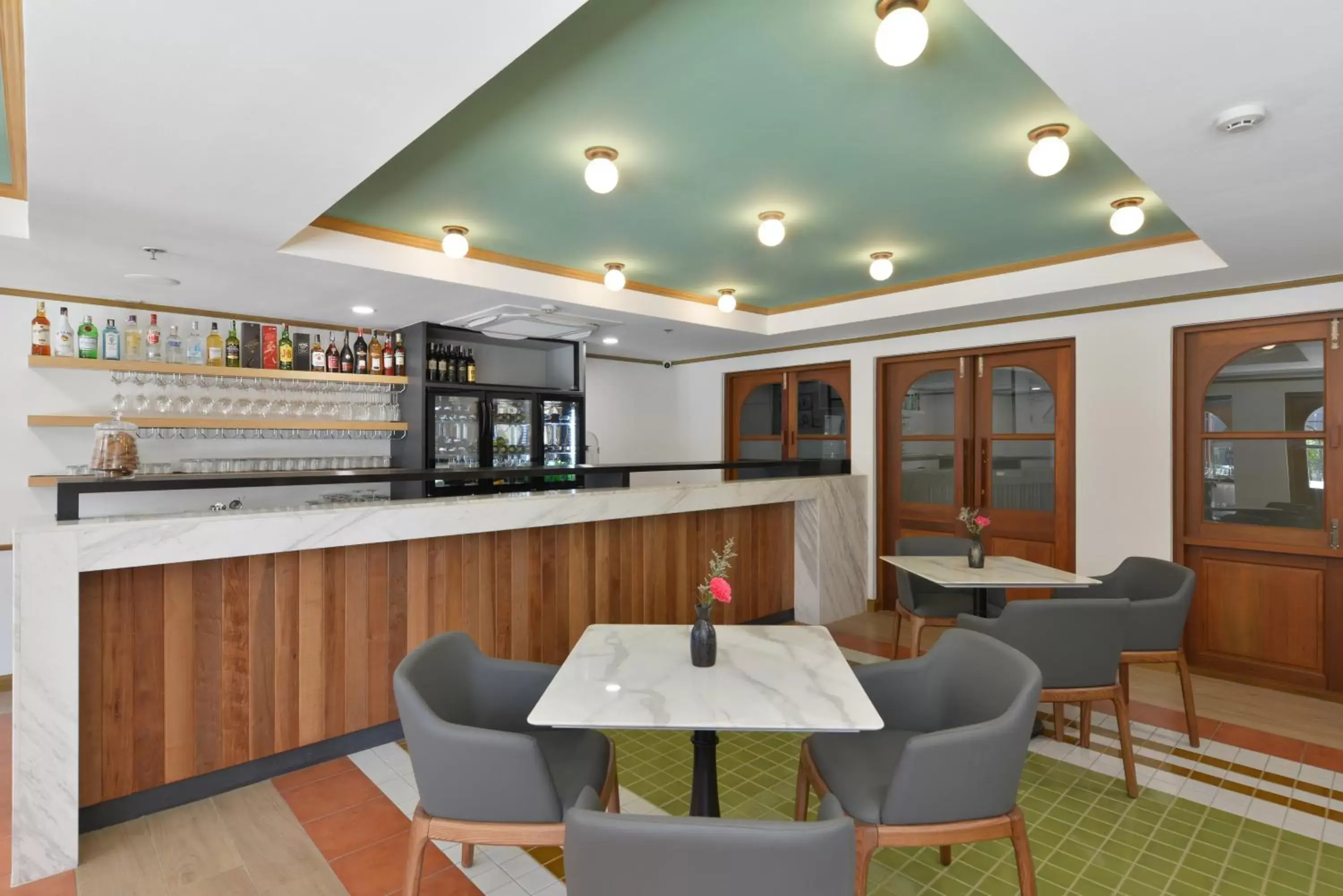 Lounge or bar, Lounge/Bar in Oakwood Hotel & Residence Bangkok SHA Plus Certified