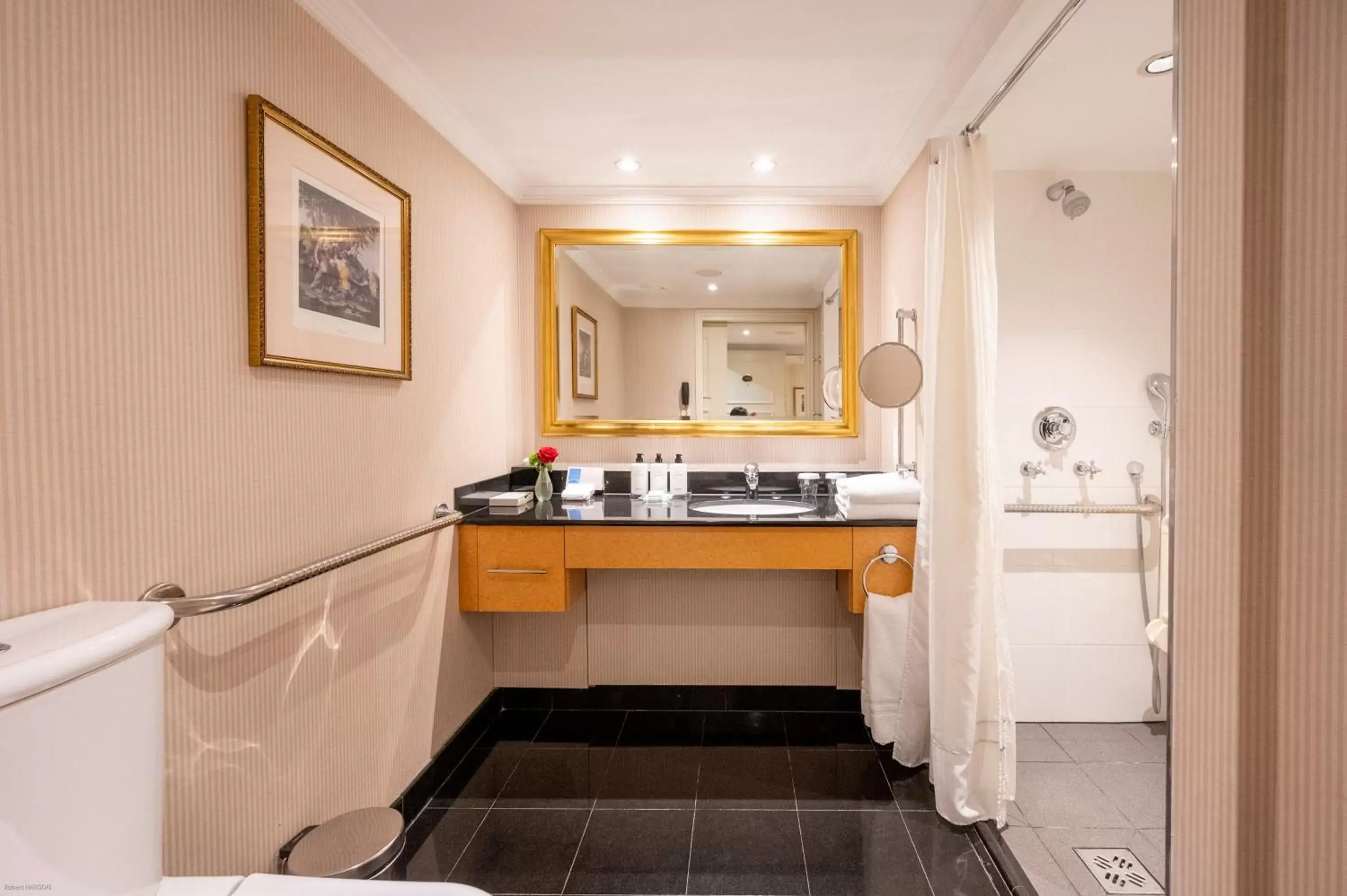 Photo of the whole room, Bathroom in InterContinental Wien, an IHG Hotel