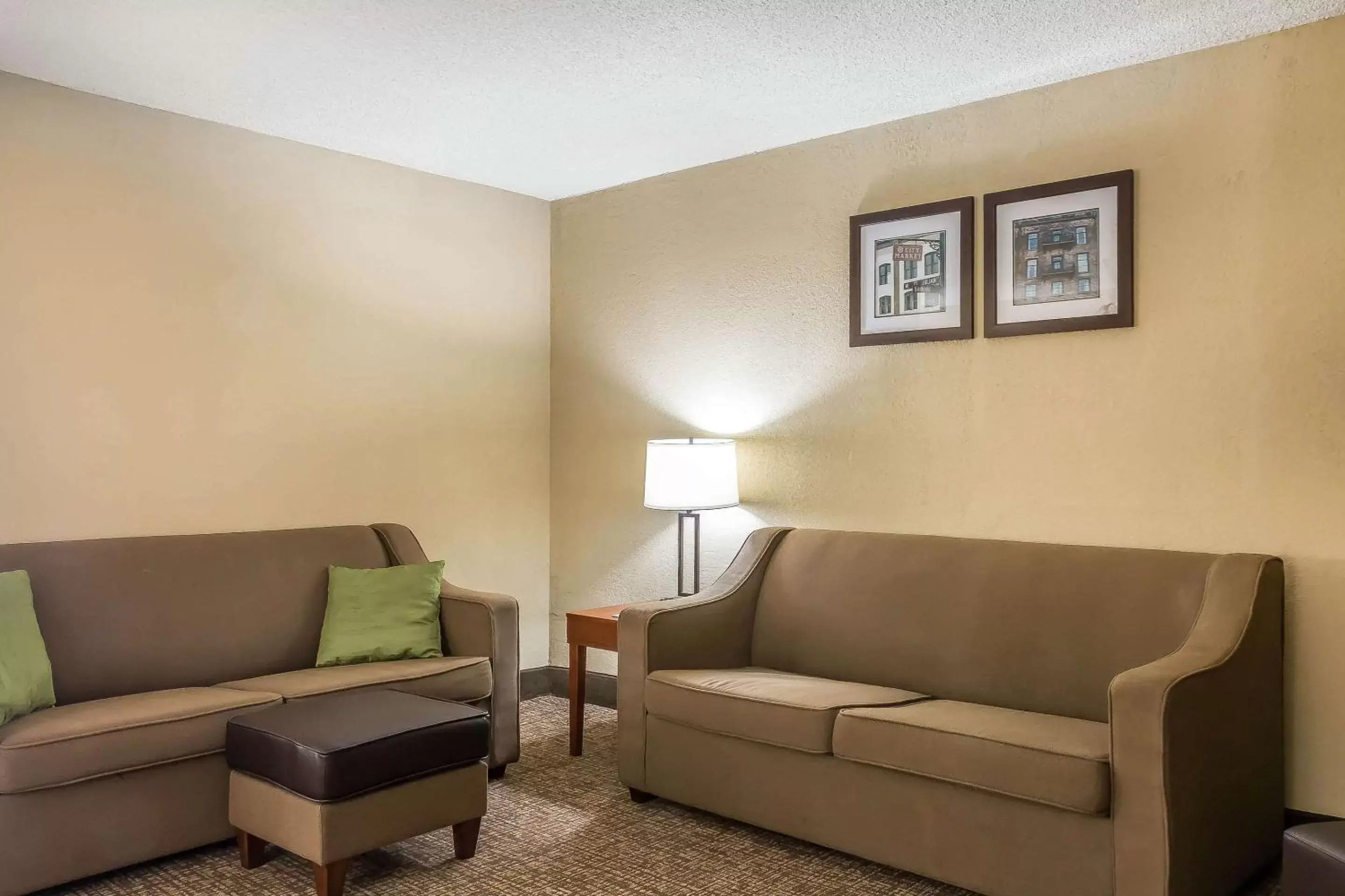 Photo of the whole room, Seating Area in Comfort Inn Savannah