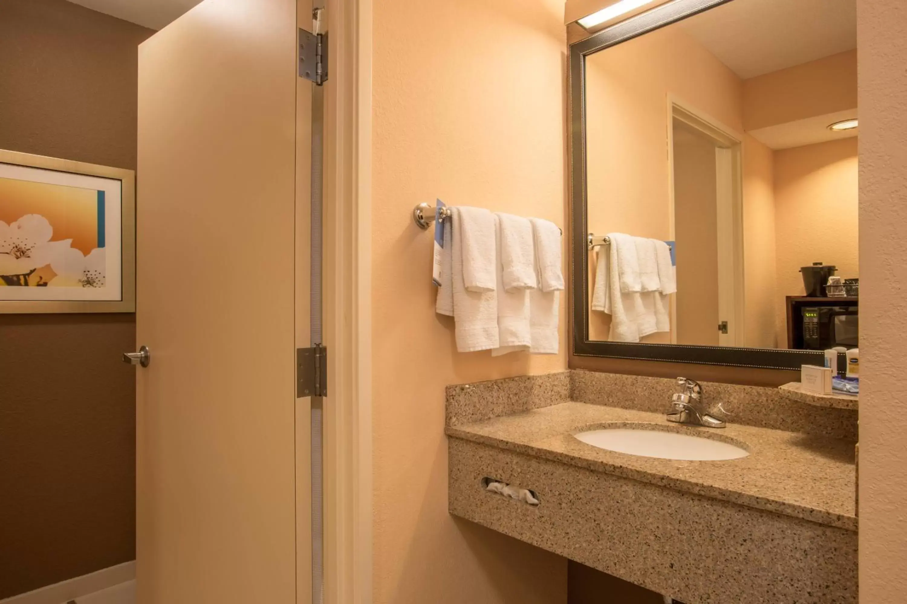 Bathroom in Fairfield Inn & Suites by Marriott Columbus