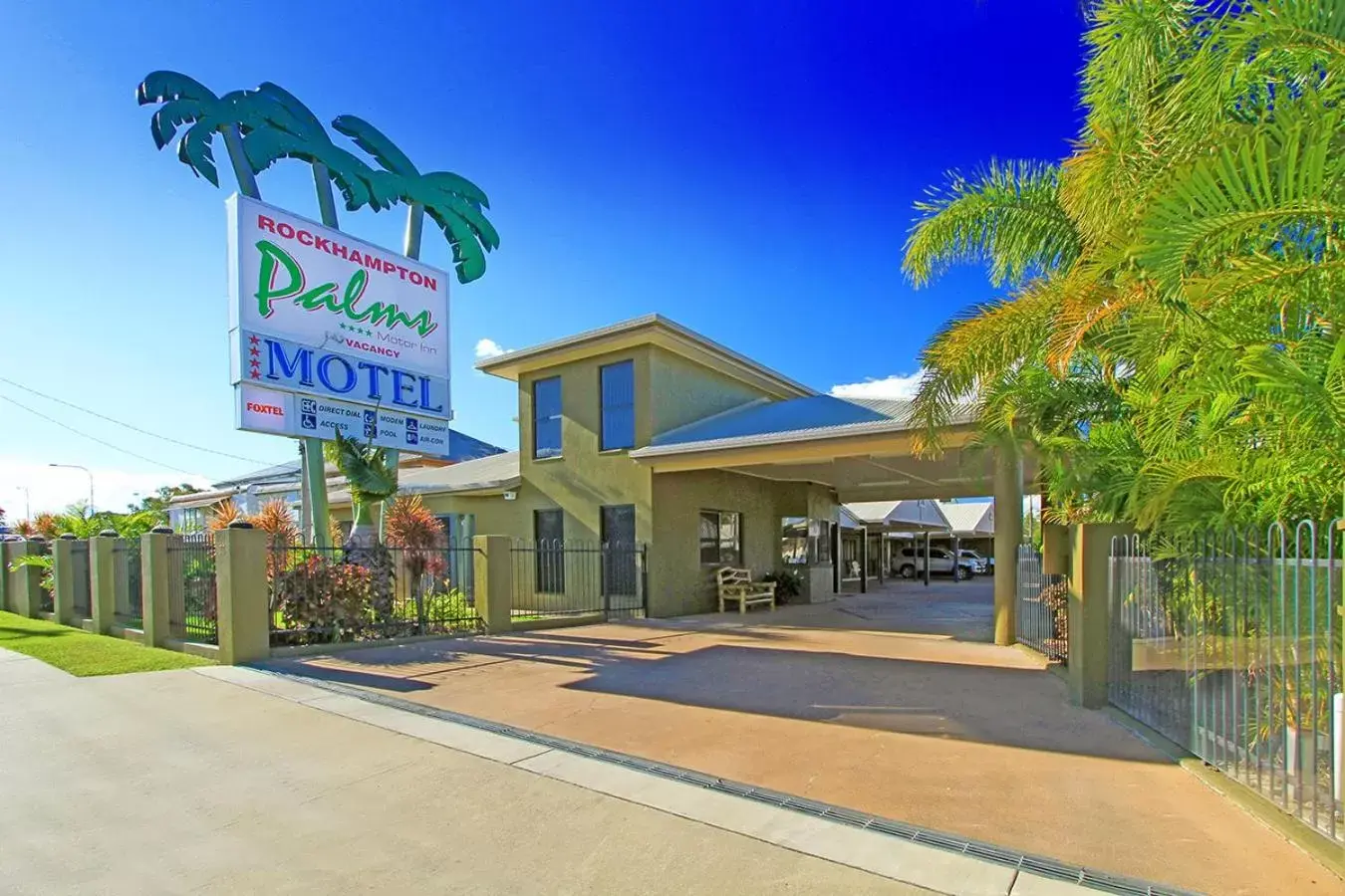 Facade/entrance, Property Building in Rockhampton Palms Motor Inn