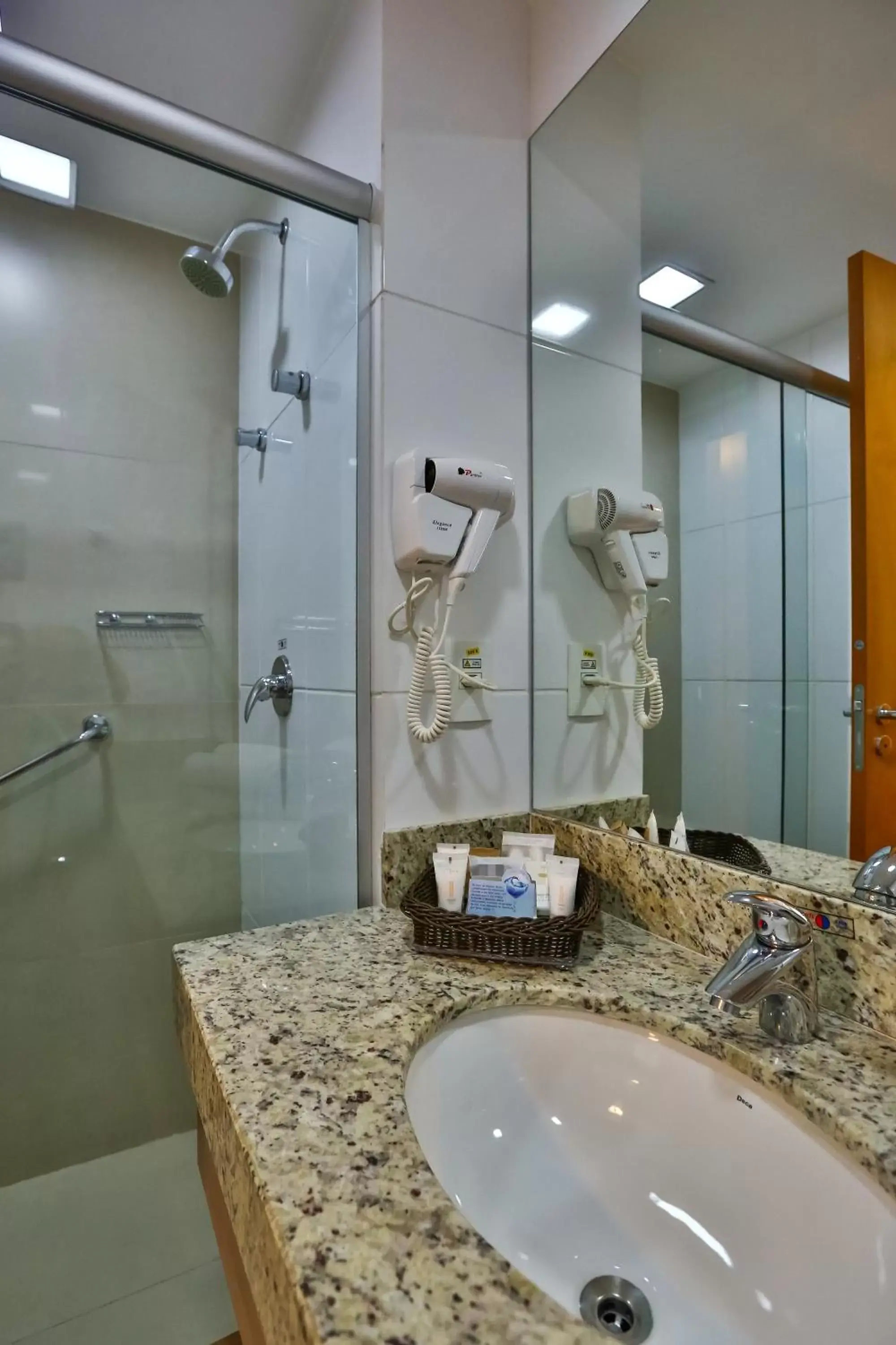 Bathroom in Quality Hotel & Suites Brasília