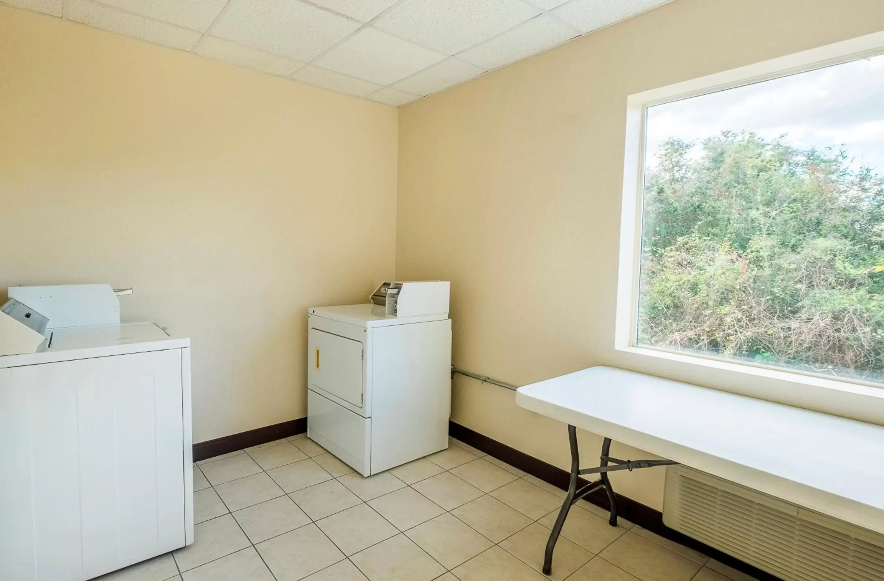 Other, Kitchen/Kitchenette in Red Roof Inn Ocala
