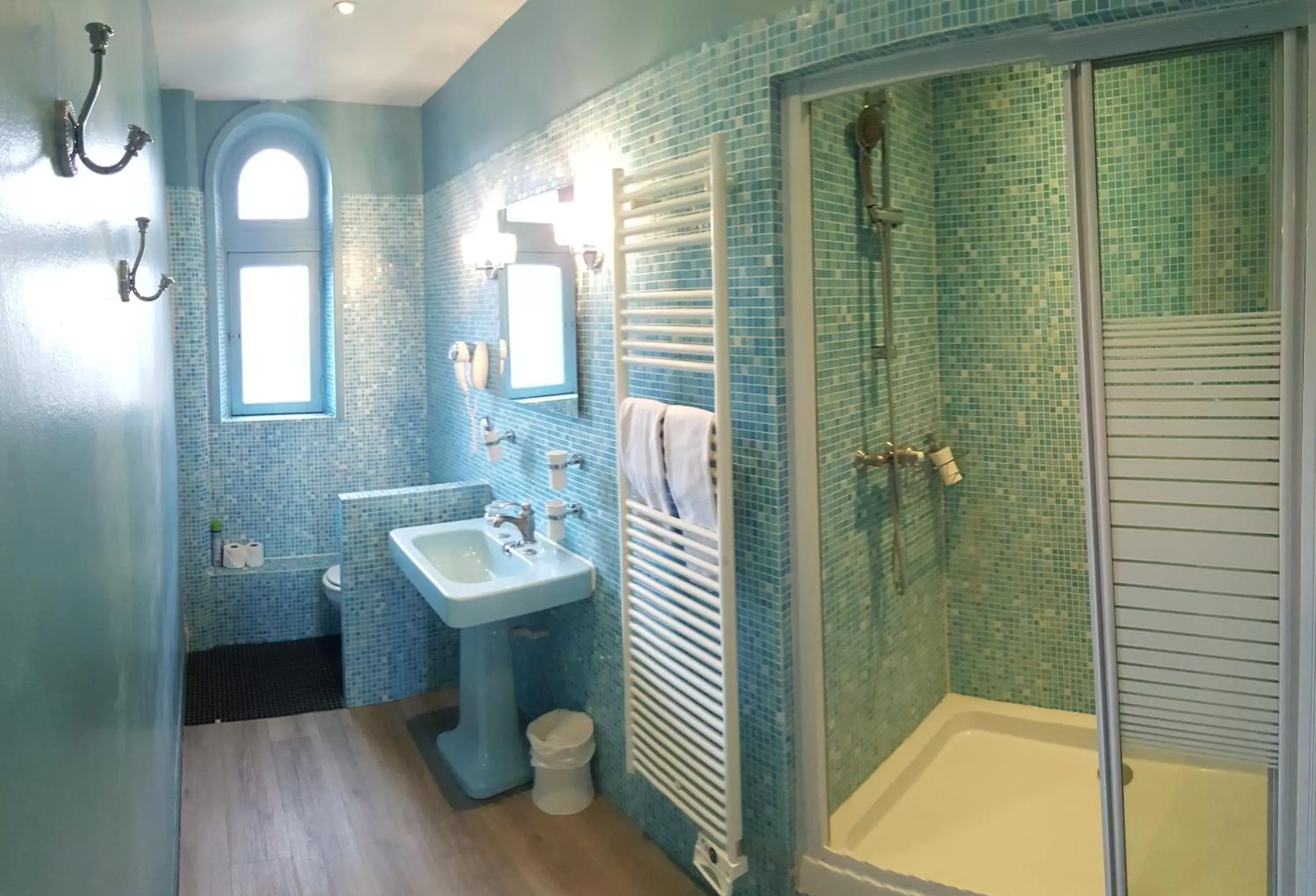 Shower, Bathroom in Le Castel Guesthouse