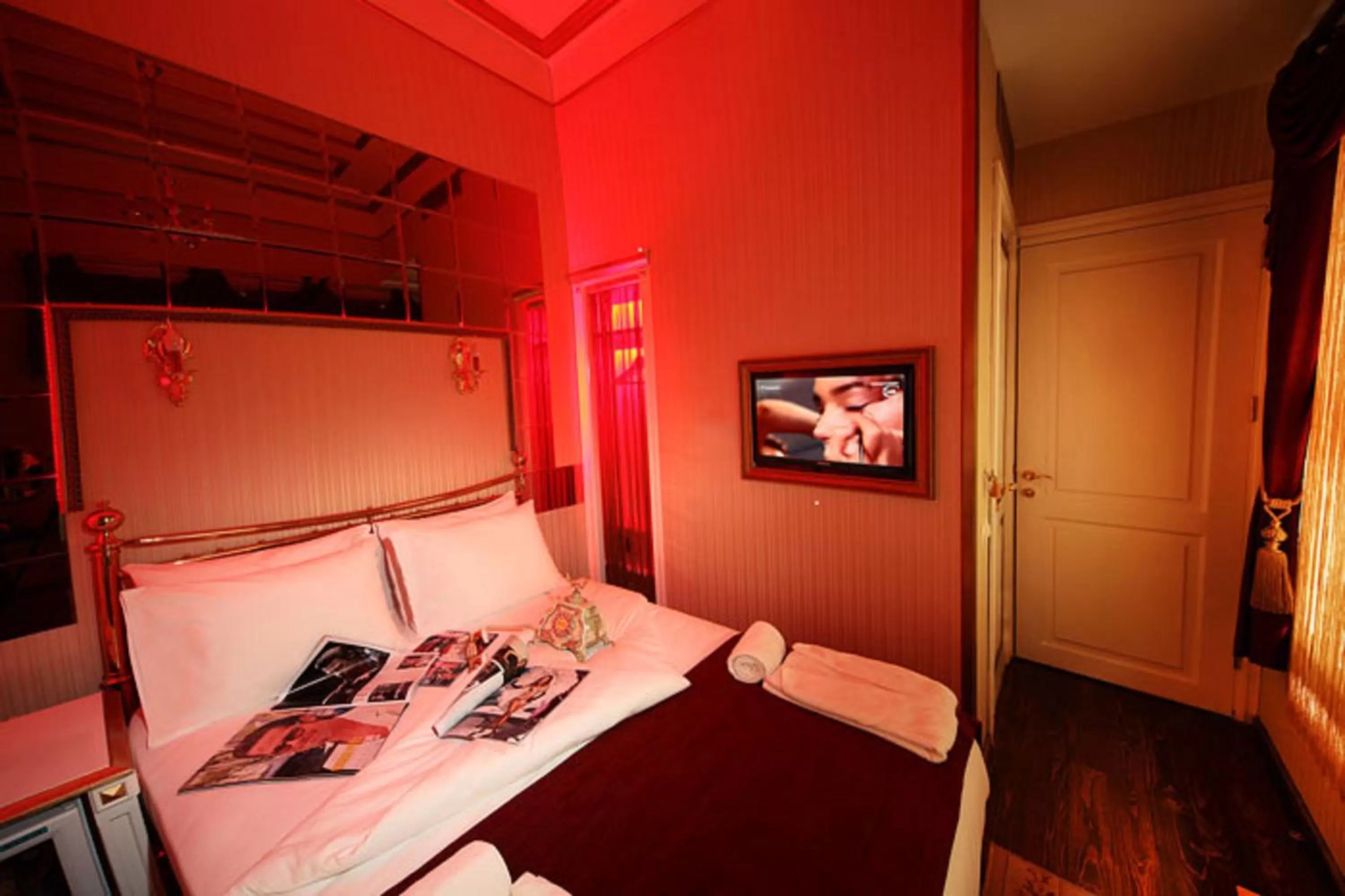 Photo of the whole room, Bed in Sultan Tughra Hotel