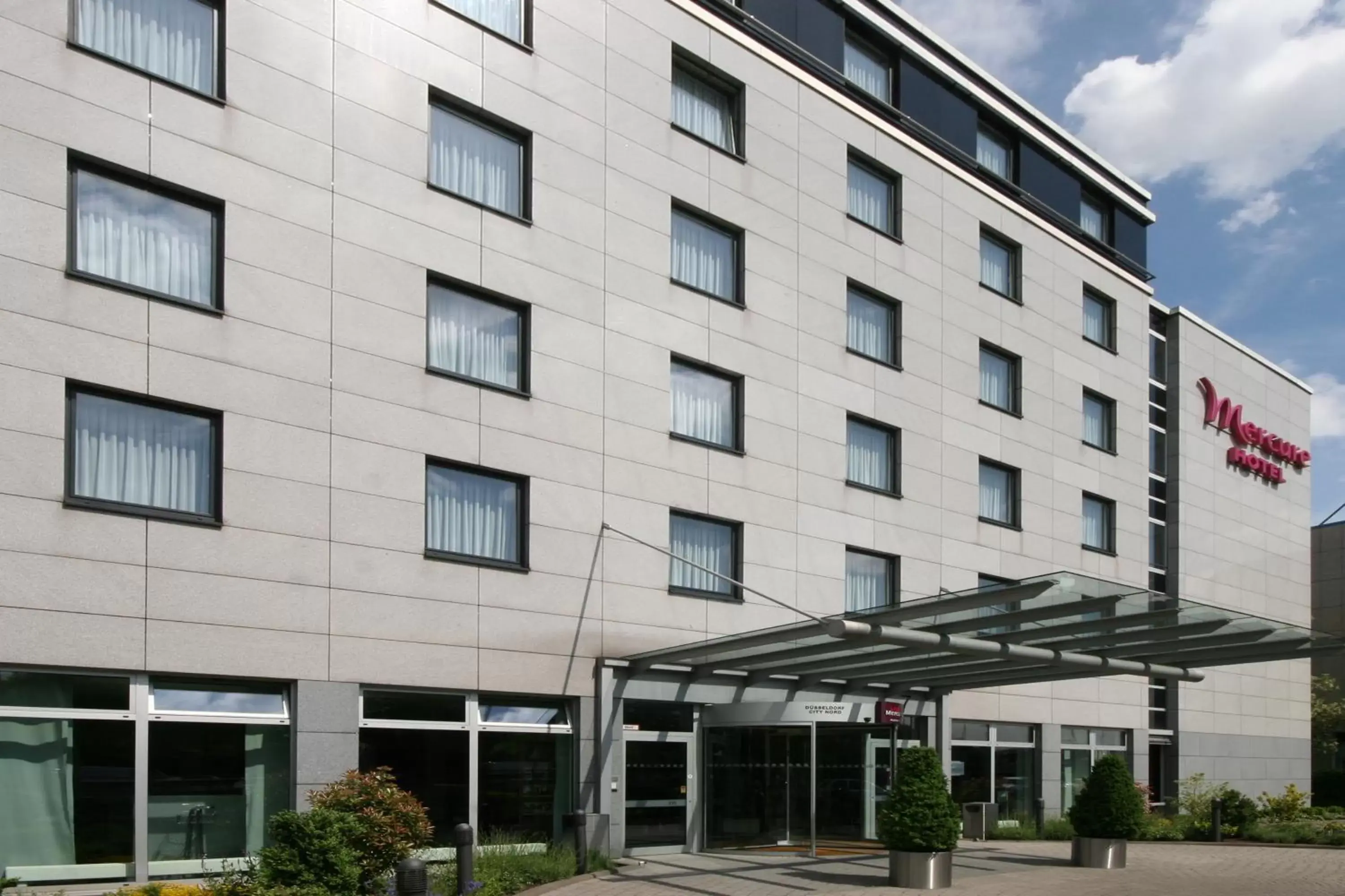 Facade/entrance, Property Building in Mercure Hotel Düsseldorf City Nord