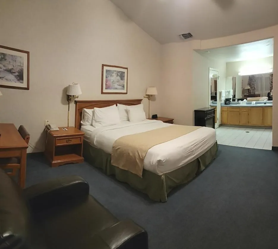 Photo of the whole room, Bed in Garden Inn and Suites Fresno