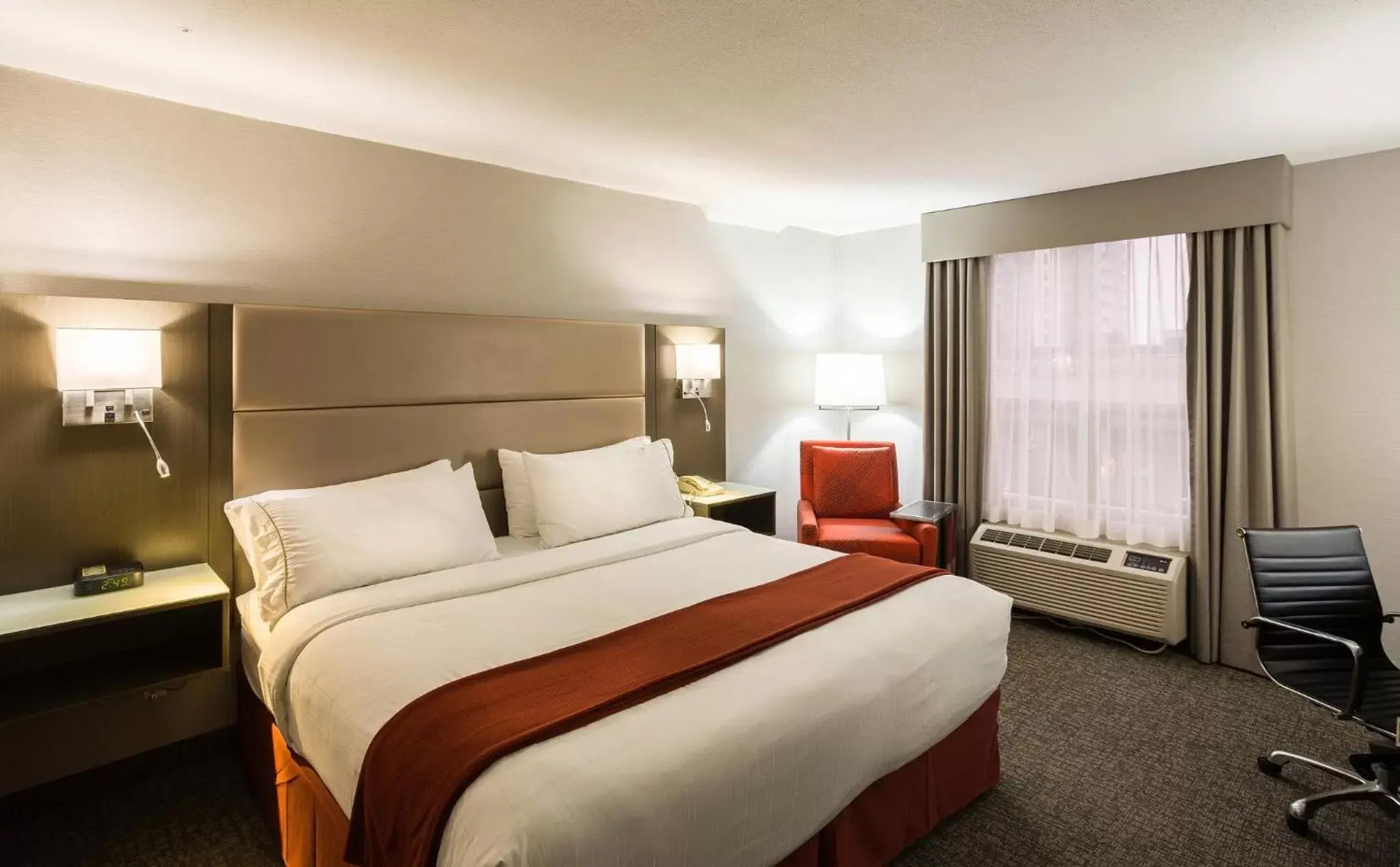 Photo of the whole room, Bed in Holiday Inn Express Vancouver-Metrotown (Burnaby)