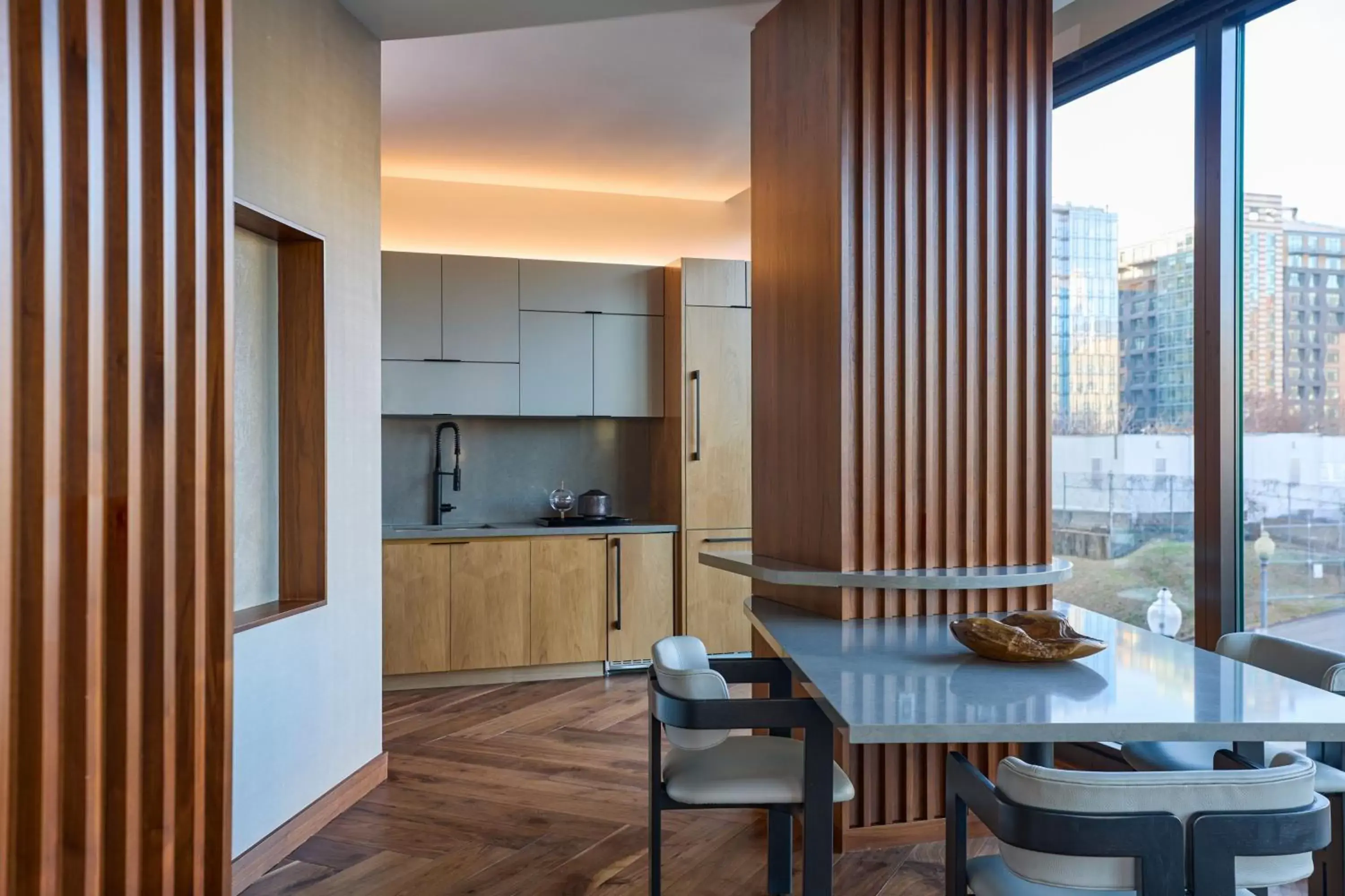 Kitchen or kitchenette, Dining Area in Washington Marriott Capitol Hill