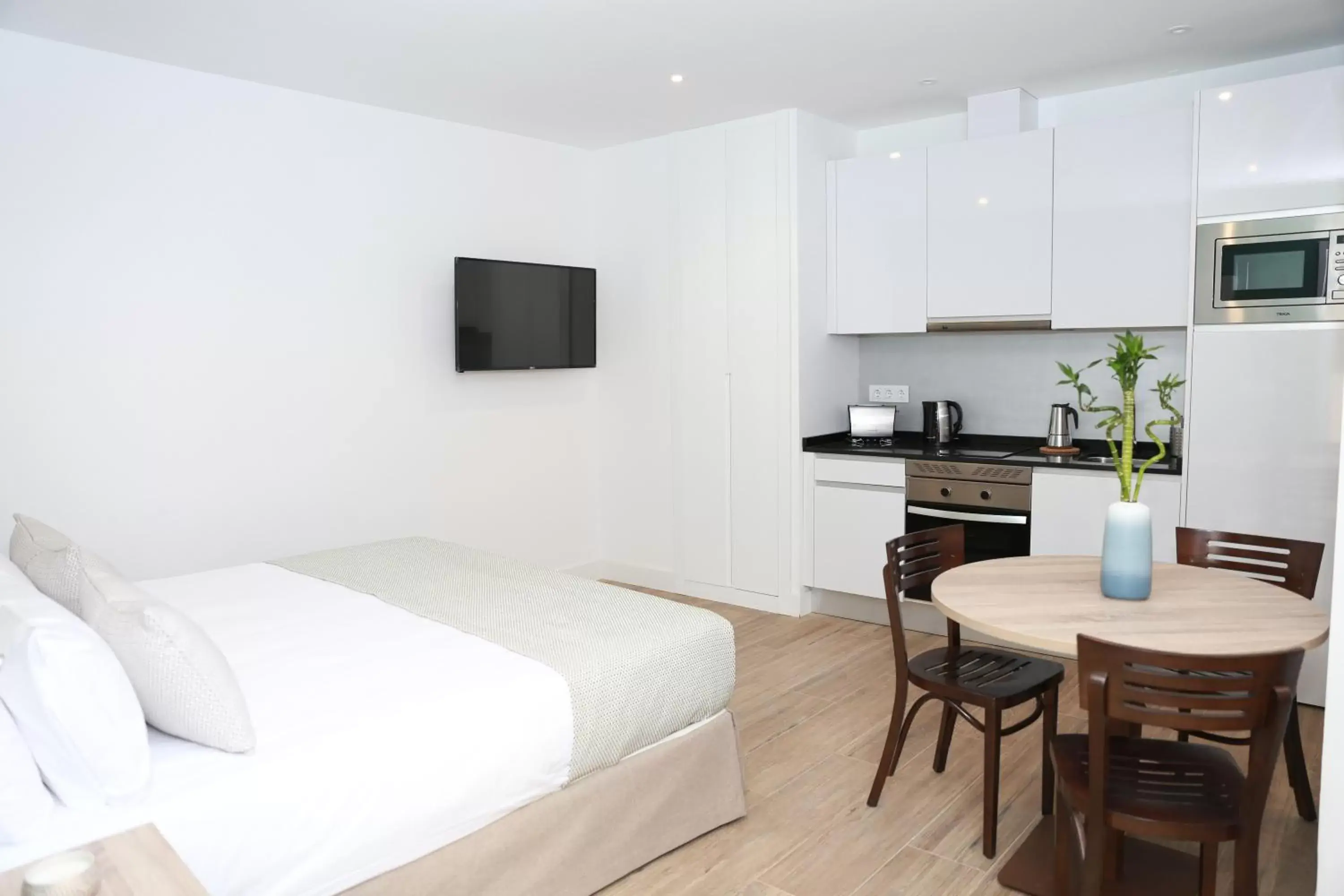 Kitchen or kitchenette, Bed in New Point Opera Kitchen or kitchenette, Bed in New Point Opera