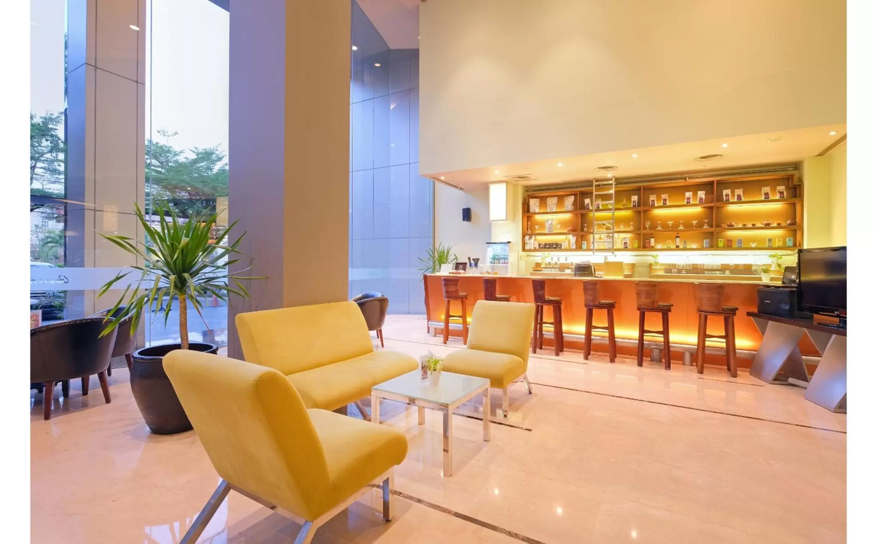 Lobby or reception, Lounge/Bar in Quest Hotel Simpang Lima - Semarang by ASTON