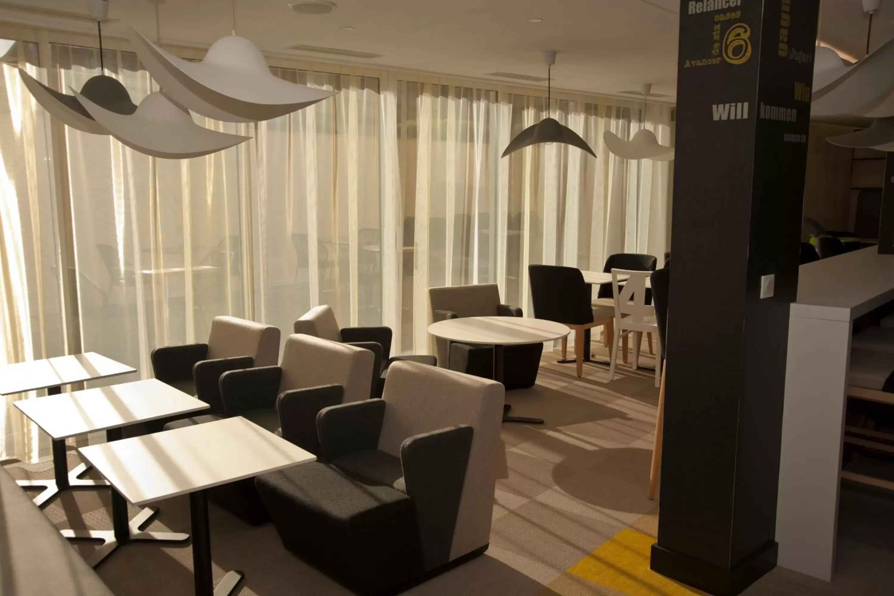 Lounge or bar in ibis Styles Deauville Centre