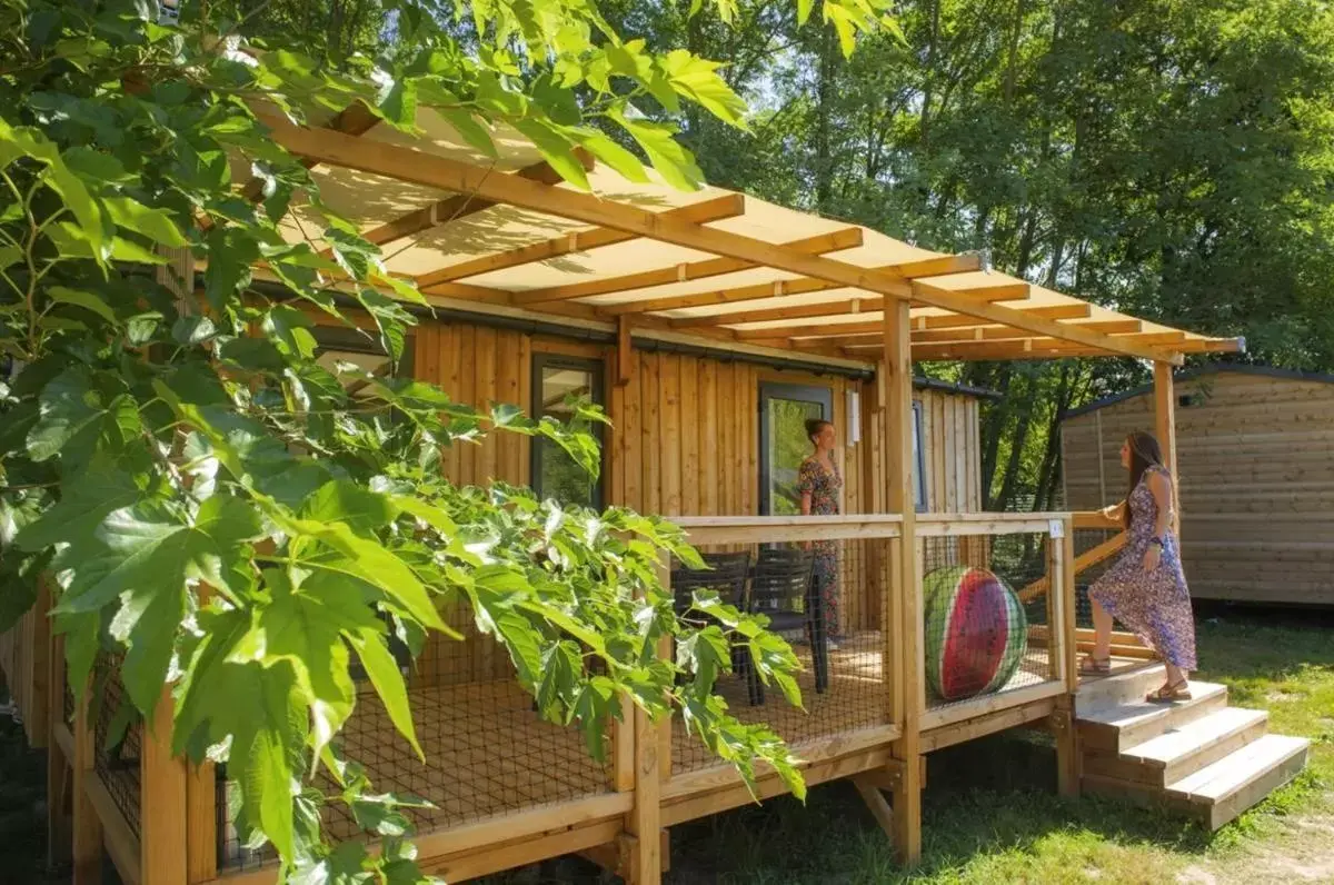 Two-Bedroom Cottage with Playground in Camping Le Parc de Paris