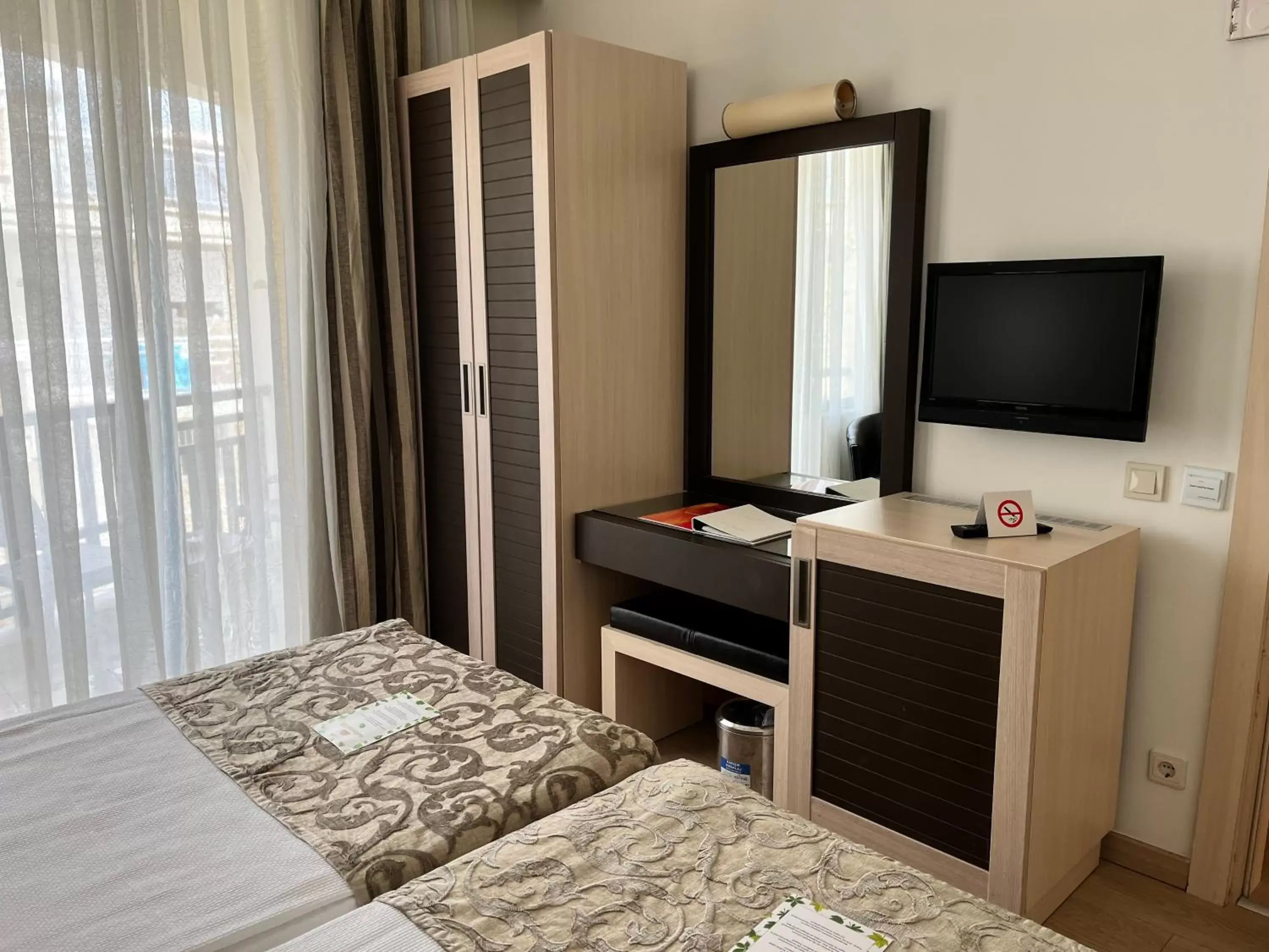 Bedroom, TV/Entertainment Center in Golden Lotus Hotel