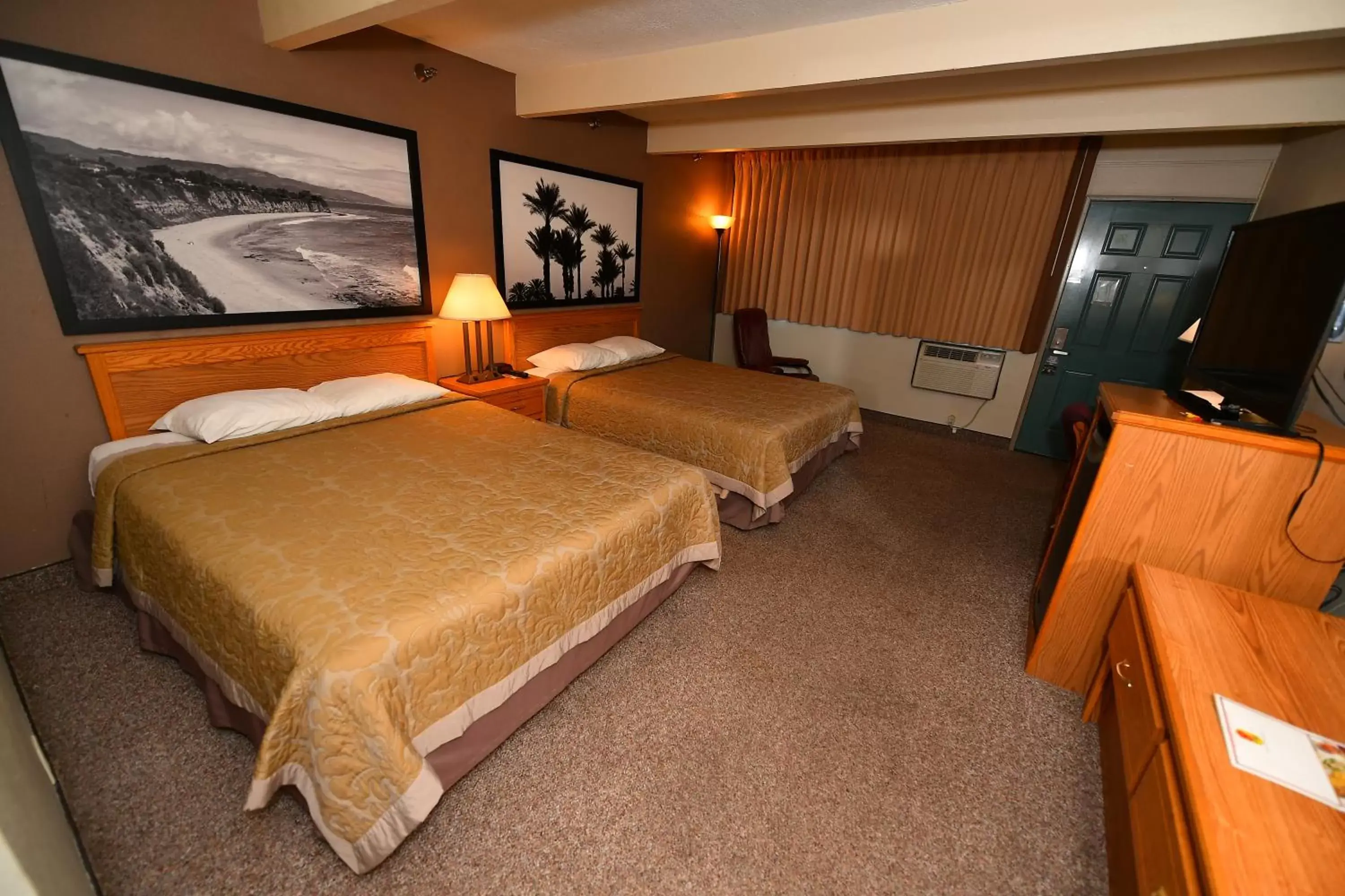 Bed in Costa Mesa Inn - Newport Beach Area