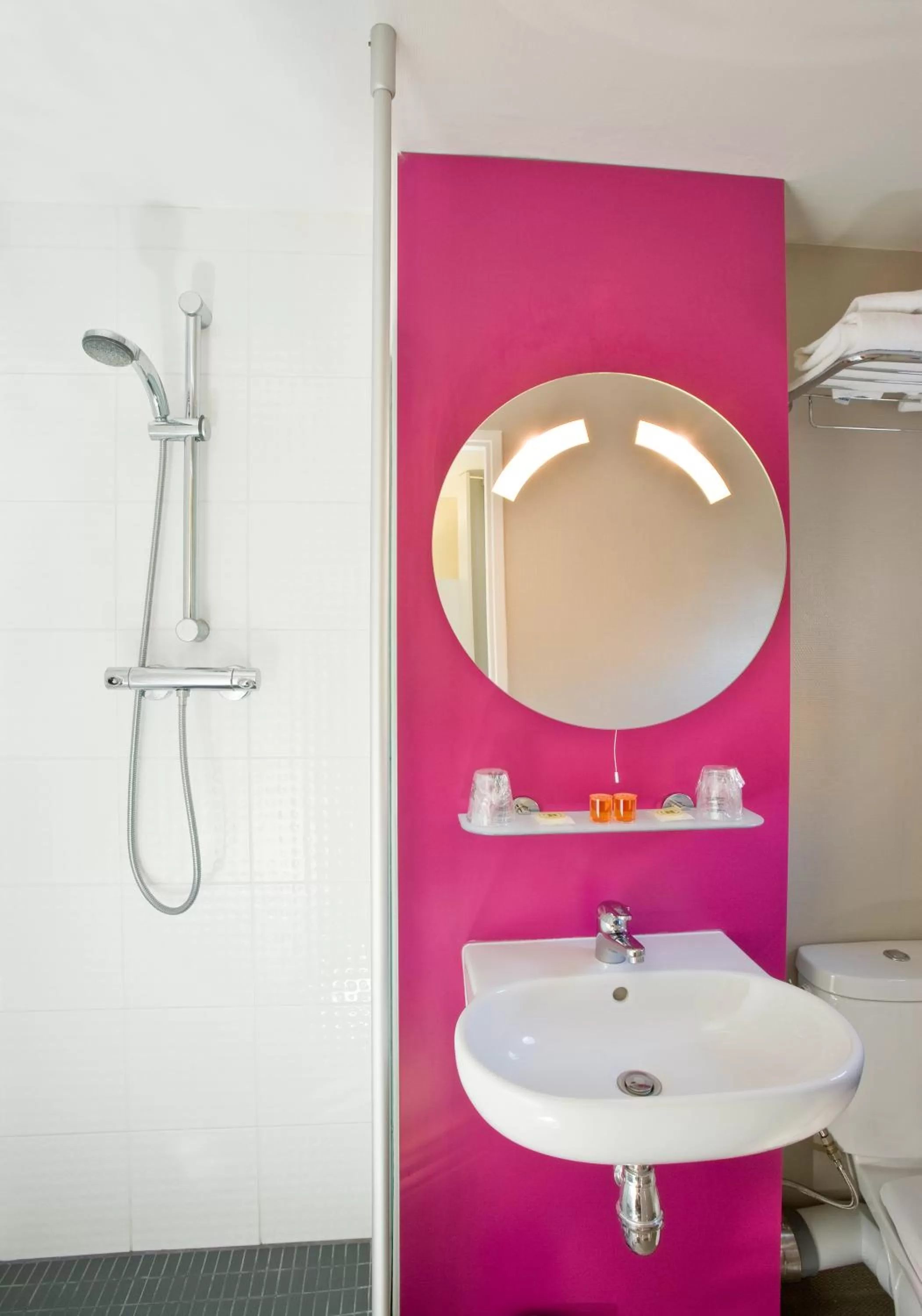 Bathroom in ibis Styles Lille Centre Gare Beffroi