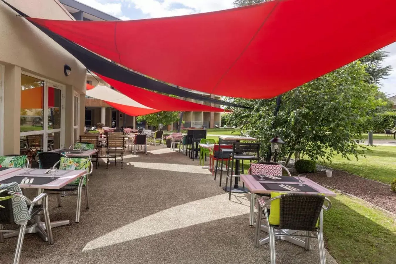 Patio, Restaurant/Places to Eat in BEST WESTERN La Porte des Châteaux