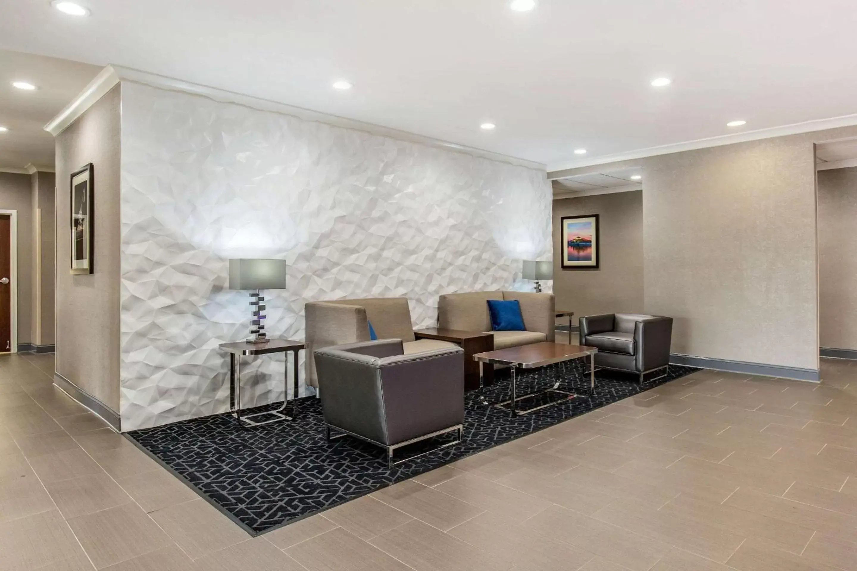 Lobby or reception, Seating Area in Comfort Inn College Park North