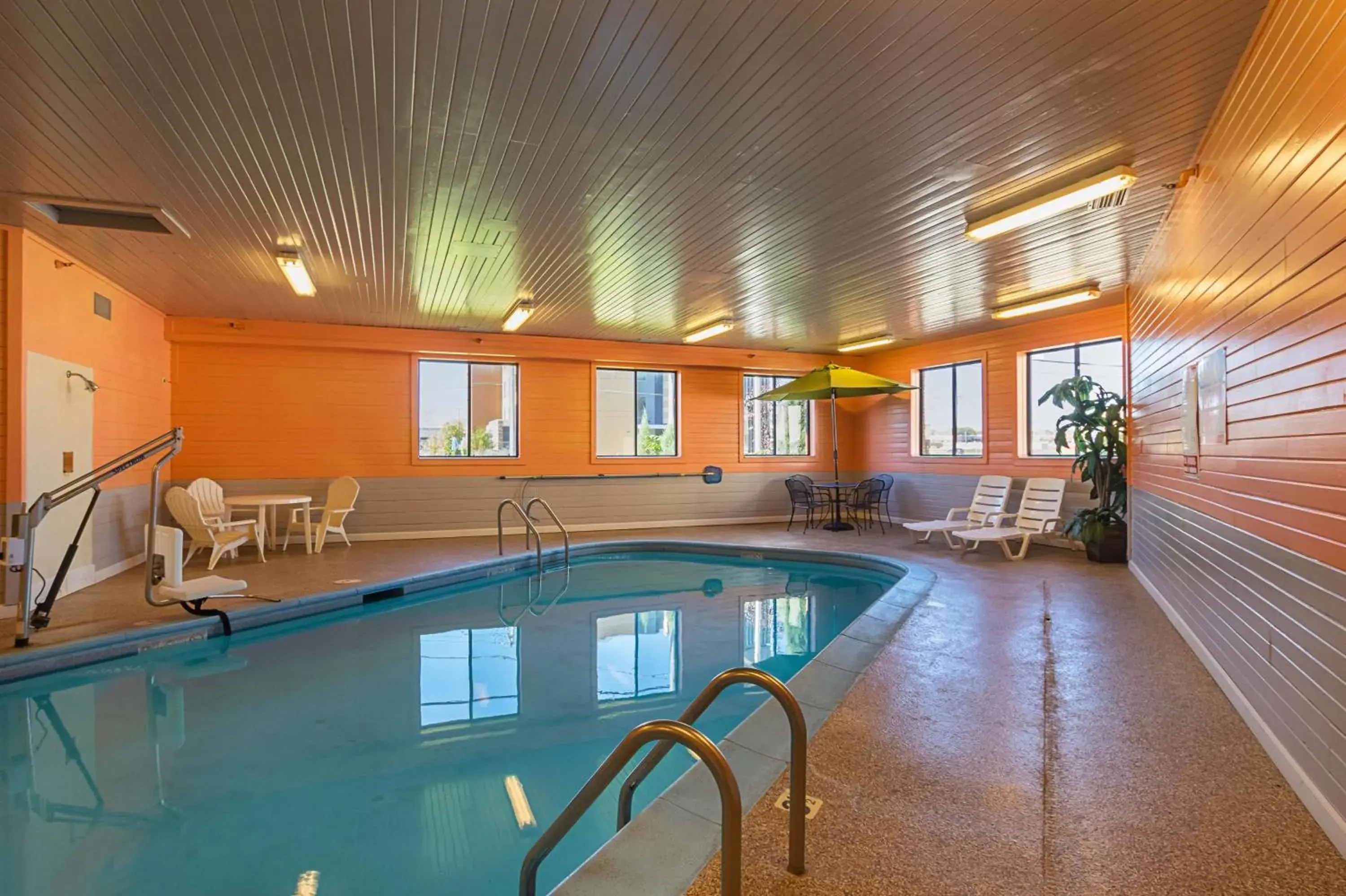 On site, Swimming Pool in Motel 6-Waterloo, IA - Crossroads Mall - Cedar Falls