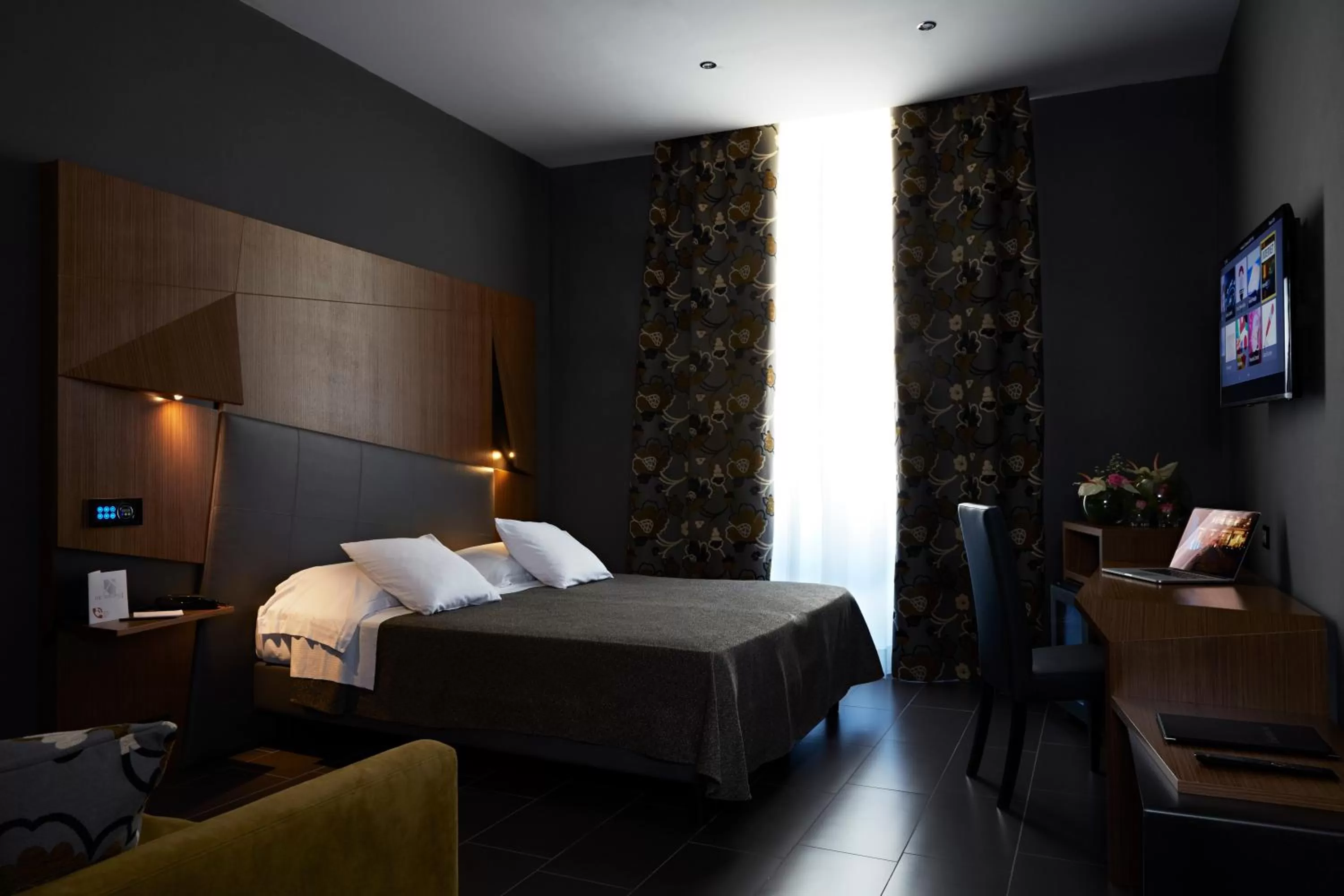 Bedroom, Bed in Hotel The Building