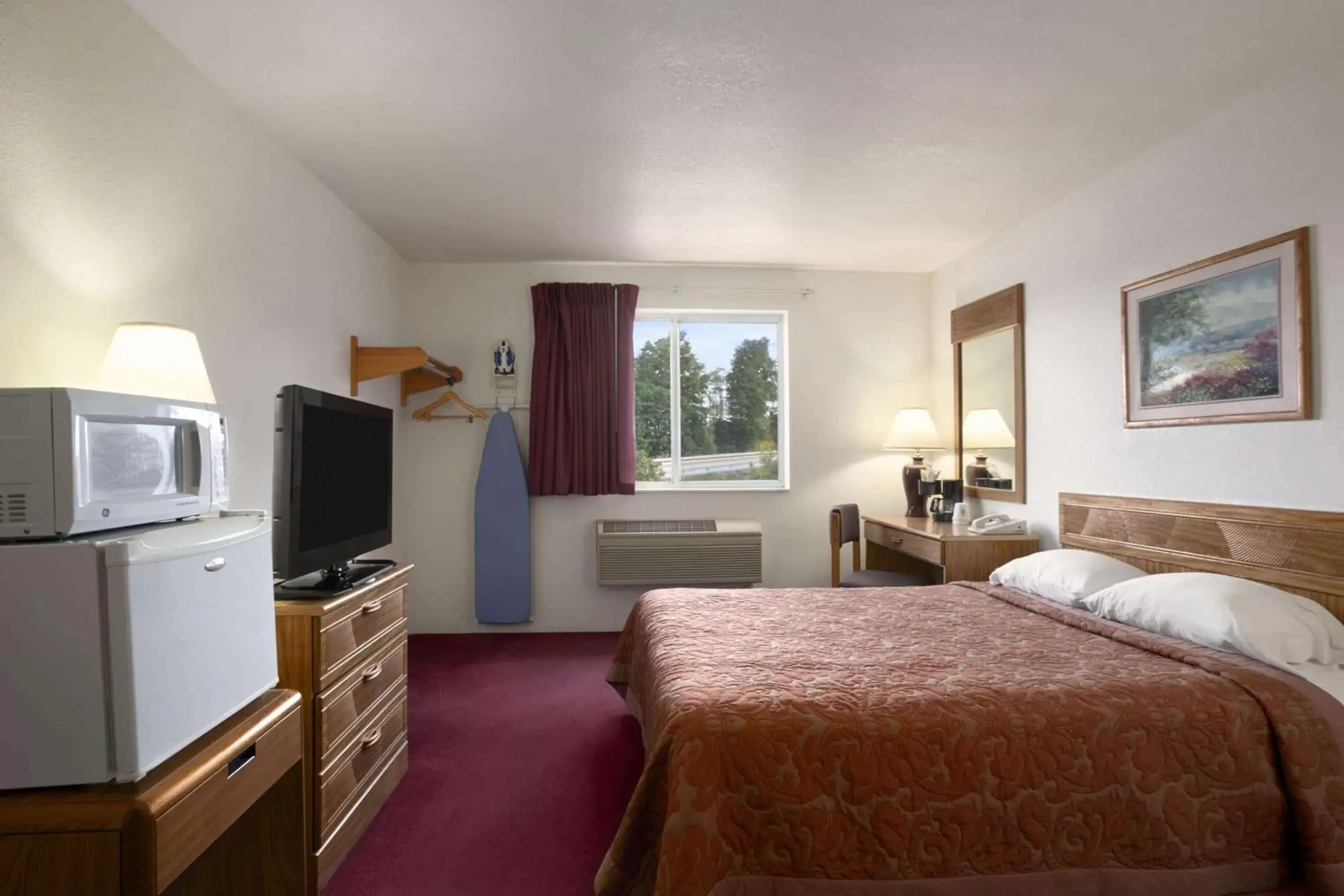 Photo of the whole room in Super 8 by Wyndham Johnstown