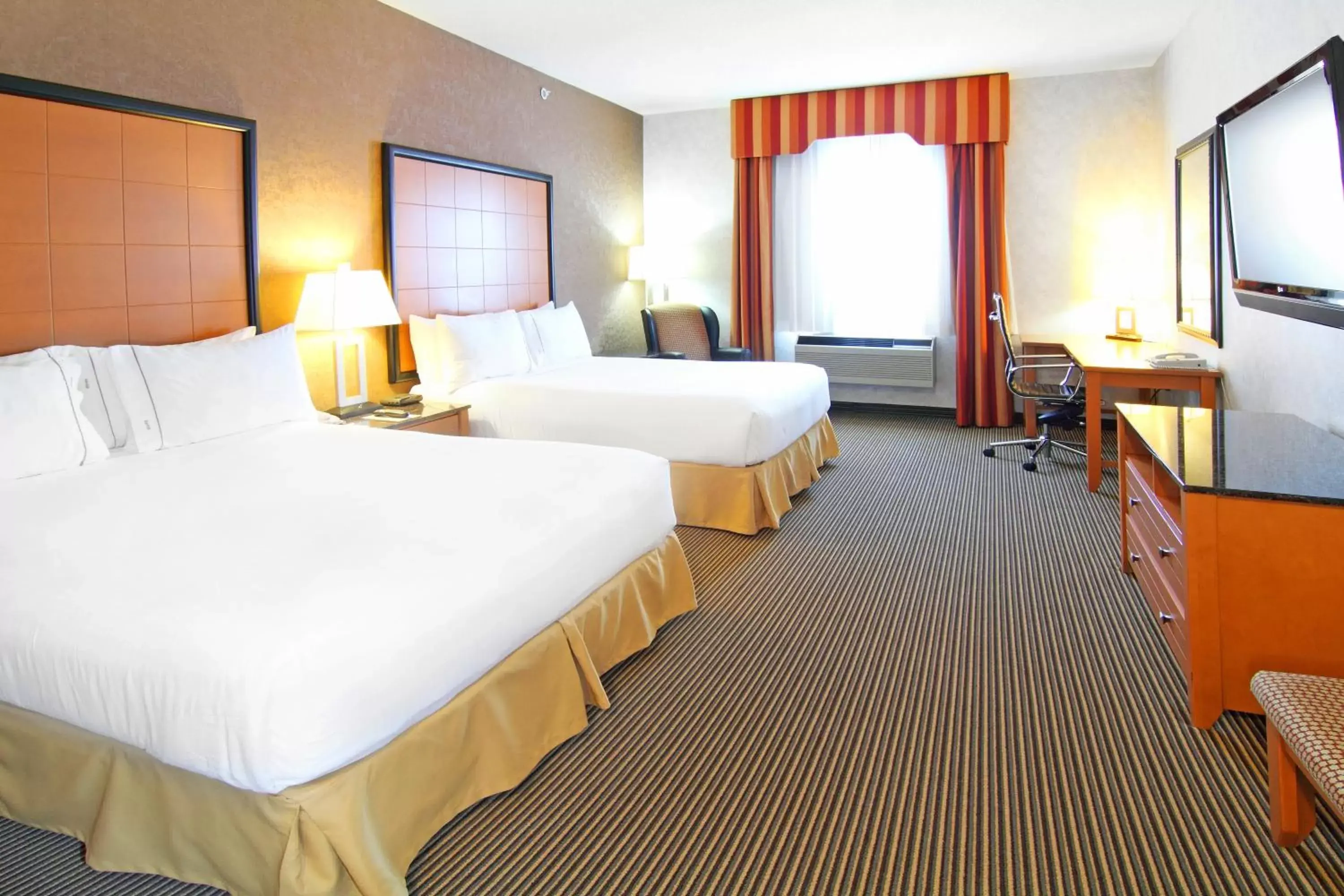 Photo of the whole room, Bed in Holiday Inn Express Calgary South, an IHG Hotel