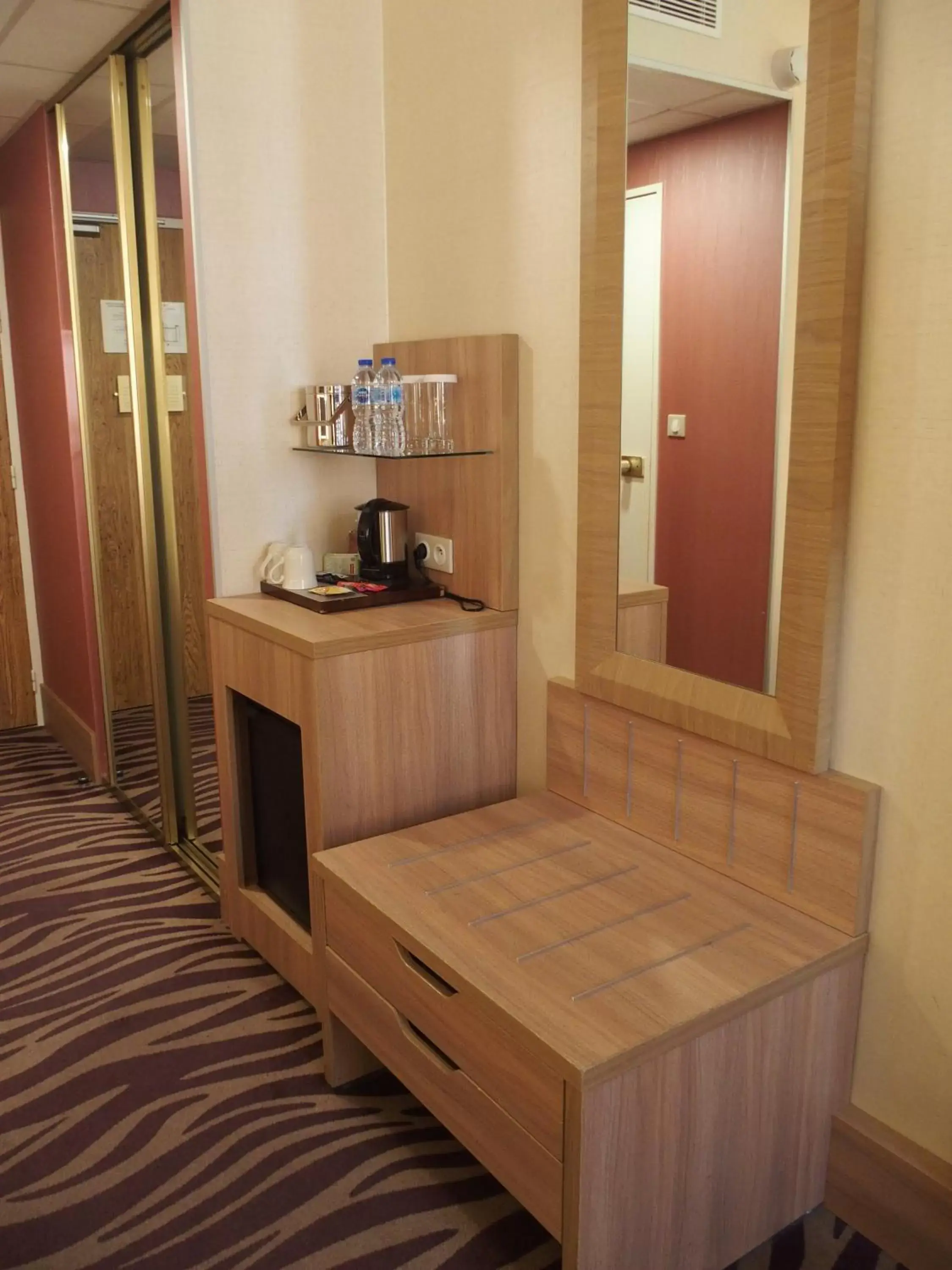 Coffee/tea facilities, Bed in Plaza Hotel Capitole Toulouse - Anciennement-formerly CROWNE PLAZA