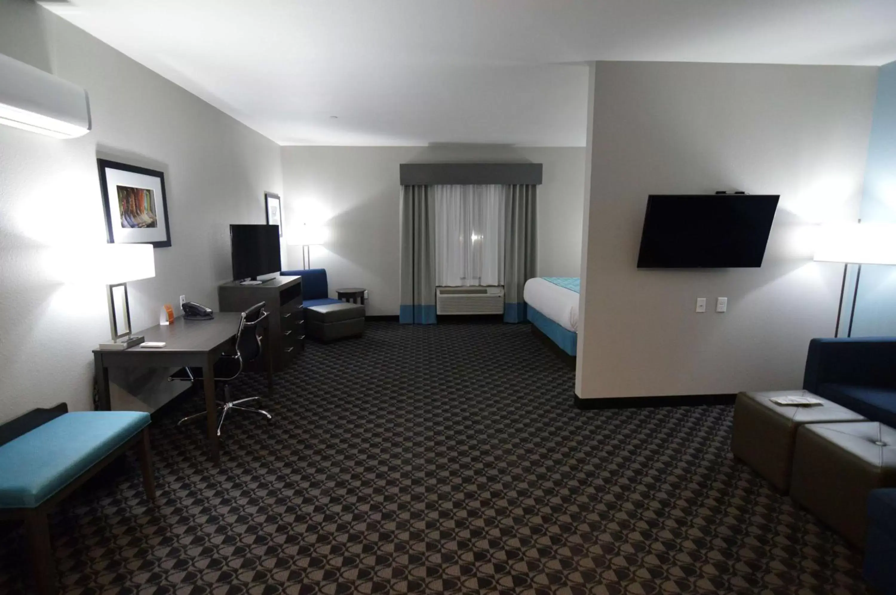 Photo of the whole room, TV/Entertainment Center in Best Western Plus Waller Hotel