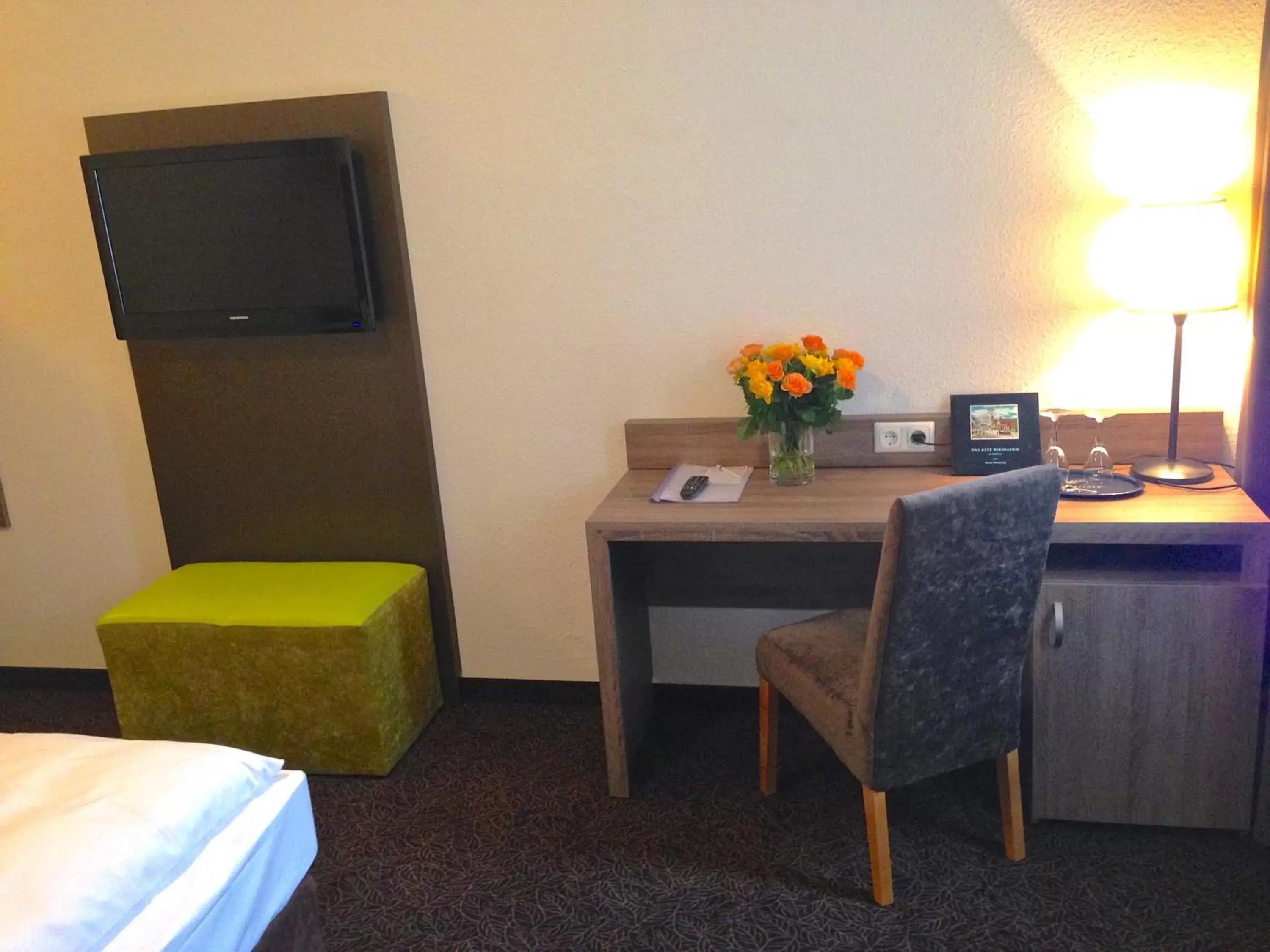 Bed, TV/Entertainment Center in City Hotel Wiesbaden