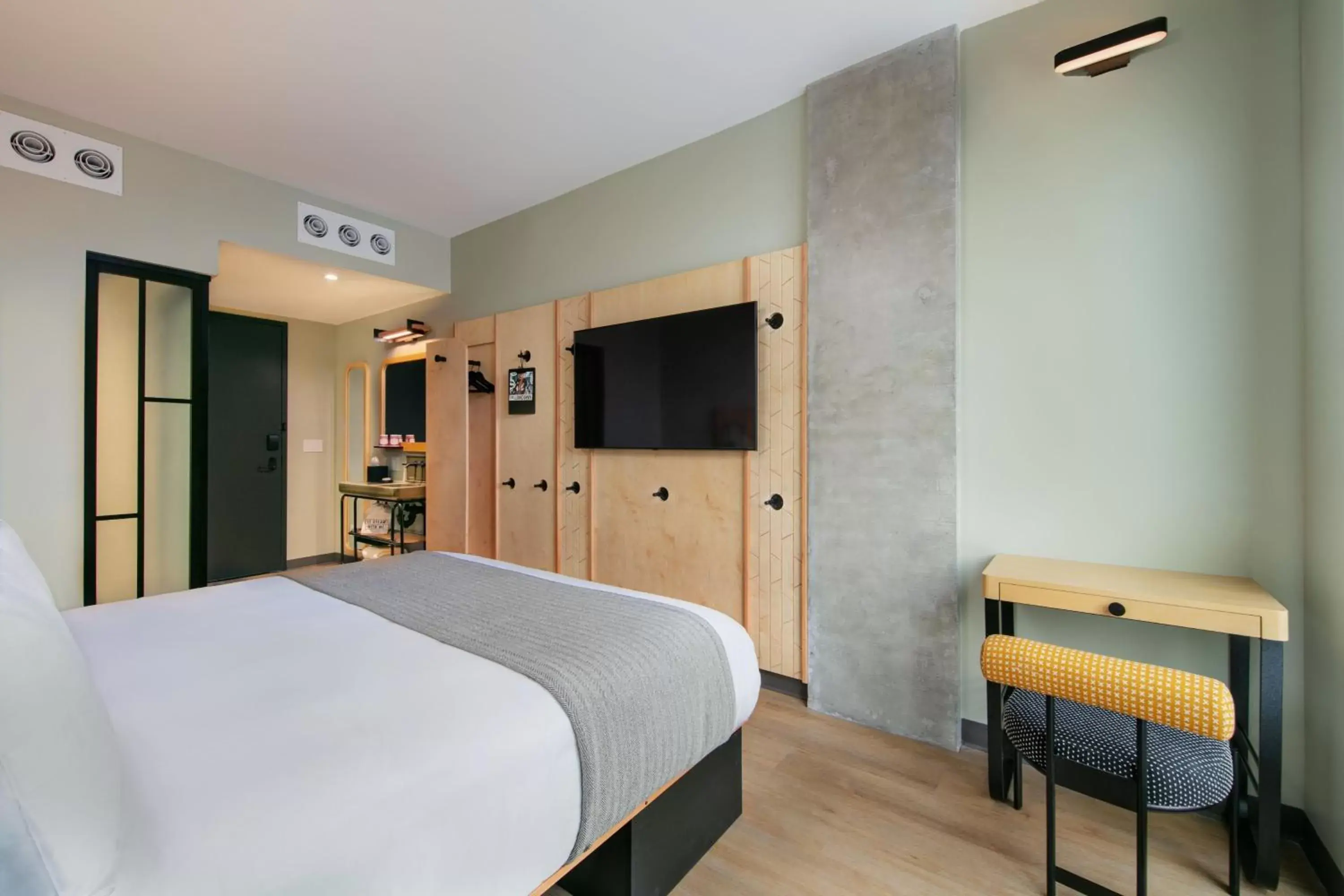 Photo of the whole room, Bed in Moxy Brooklyn Williamsburg