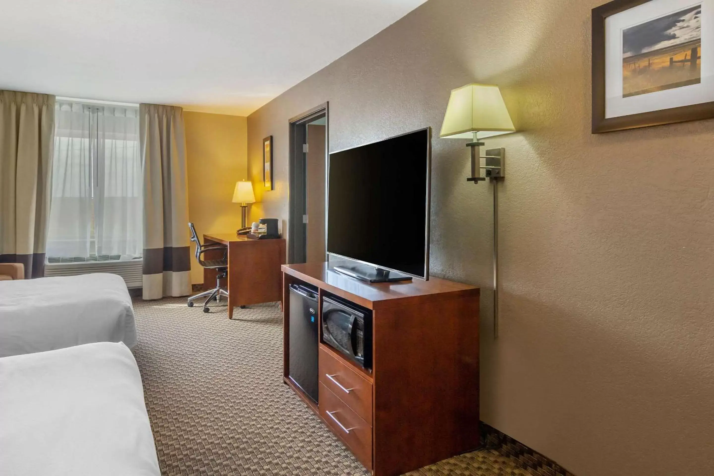 Photo of the whole room, TV/Entertainment Center in Comfort Inn Sterling