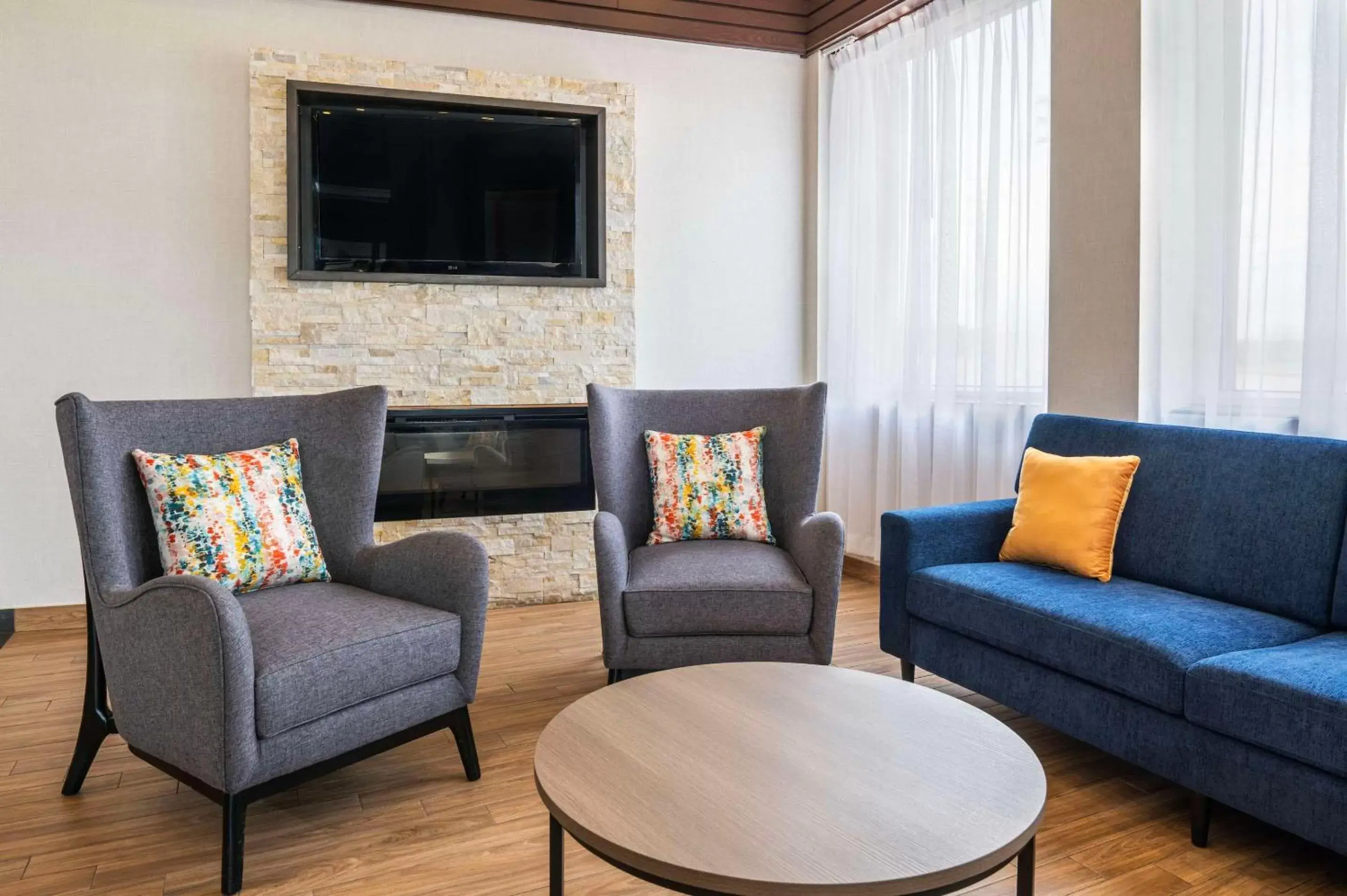 Lobby or reception, Seating Area in Comfort Inn & Suites Barrie