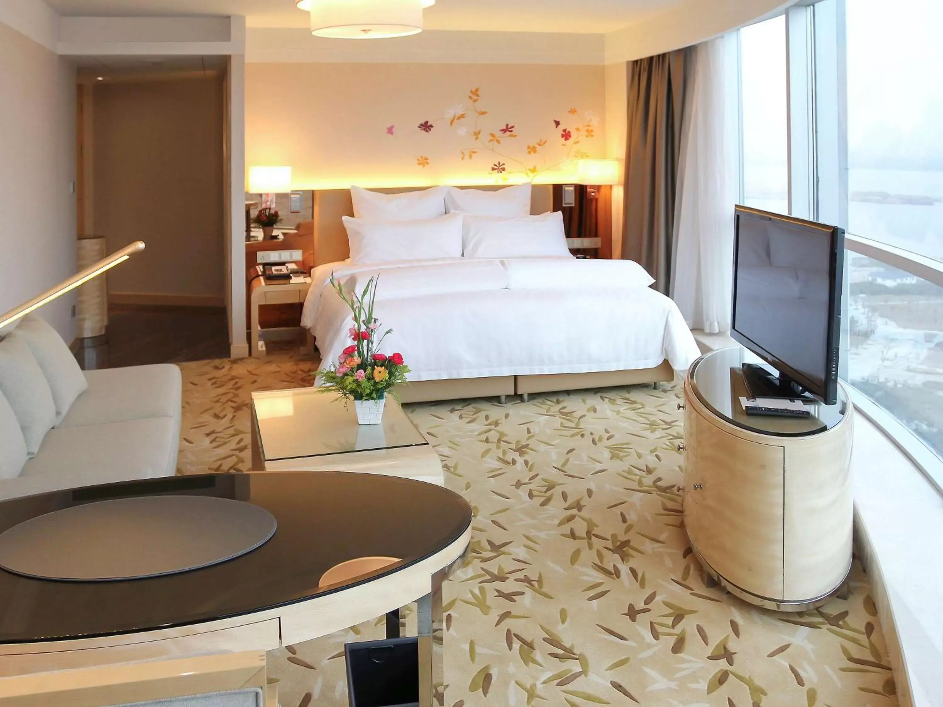 Photo of the whole room, Bed in Pullman Linyi Lushang