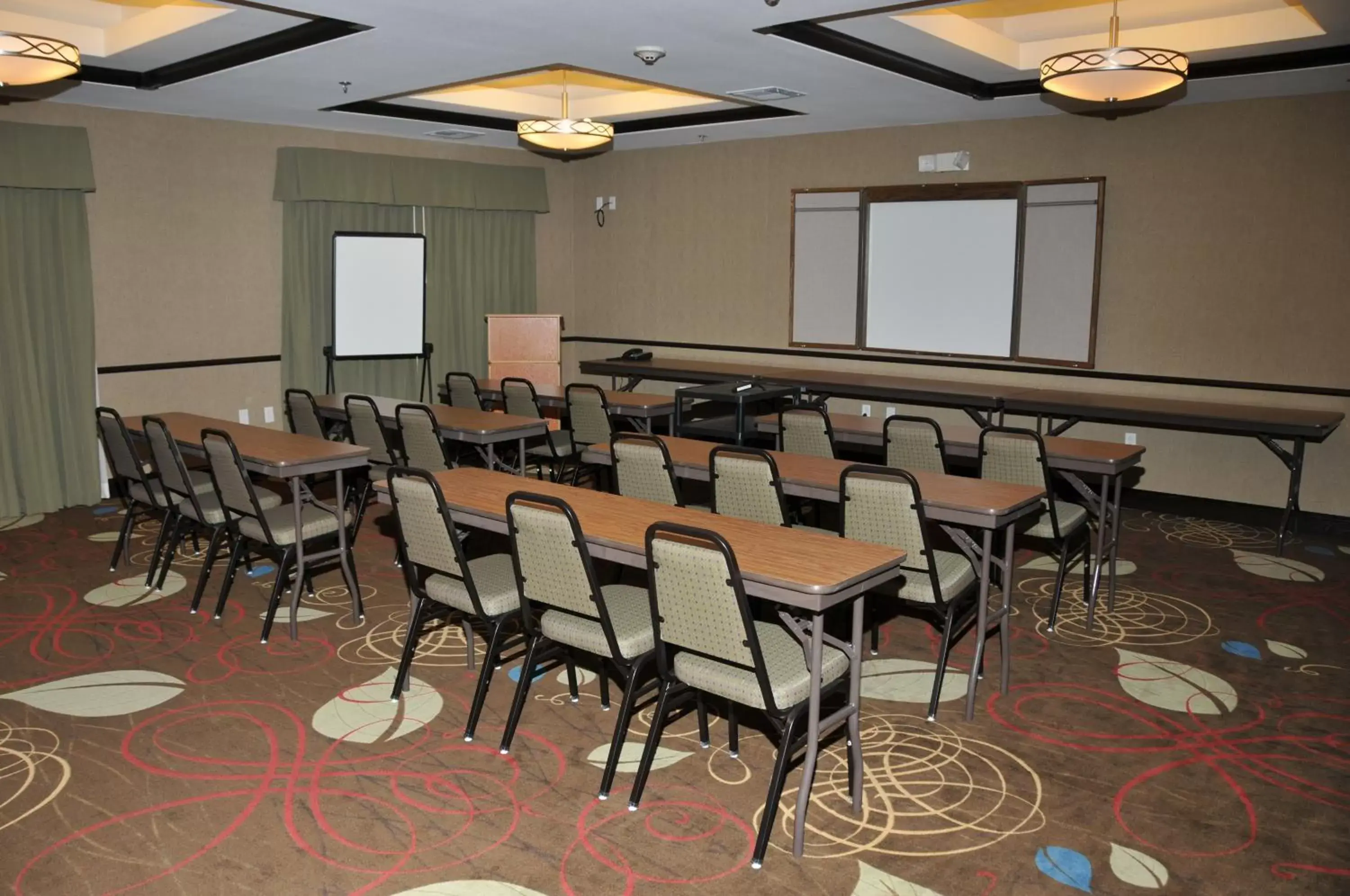 Meeting/conference room in Holiday Inn Express & Suites Clinton, an IHG Hotel