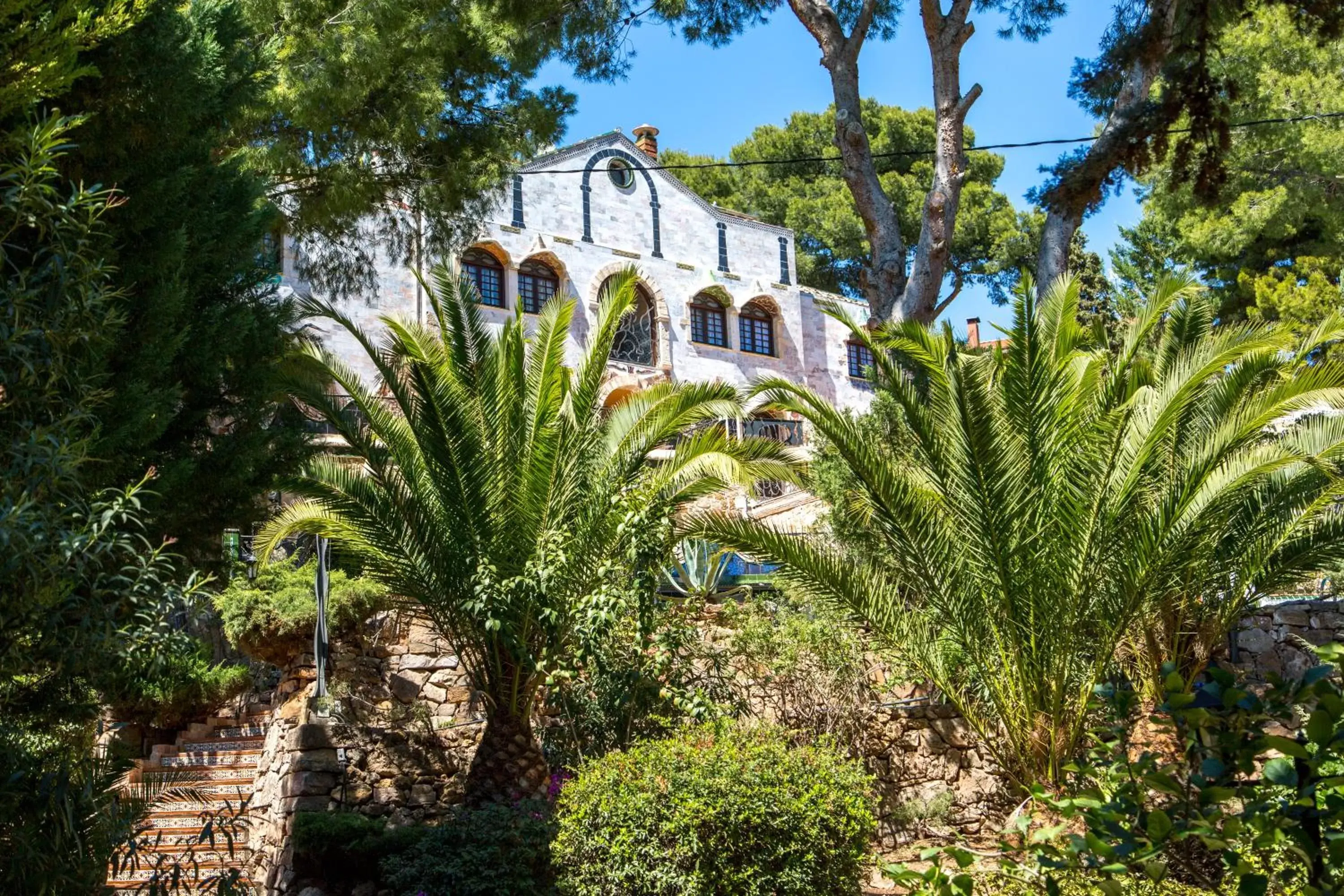 Property Building in Apartamentos Gaudi Style