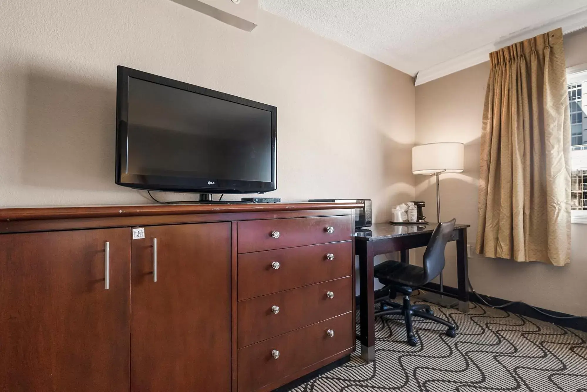 TV and multimedia, TV/Entertainment Center in Jack London Inn