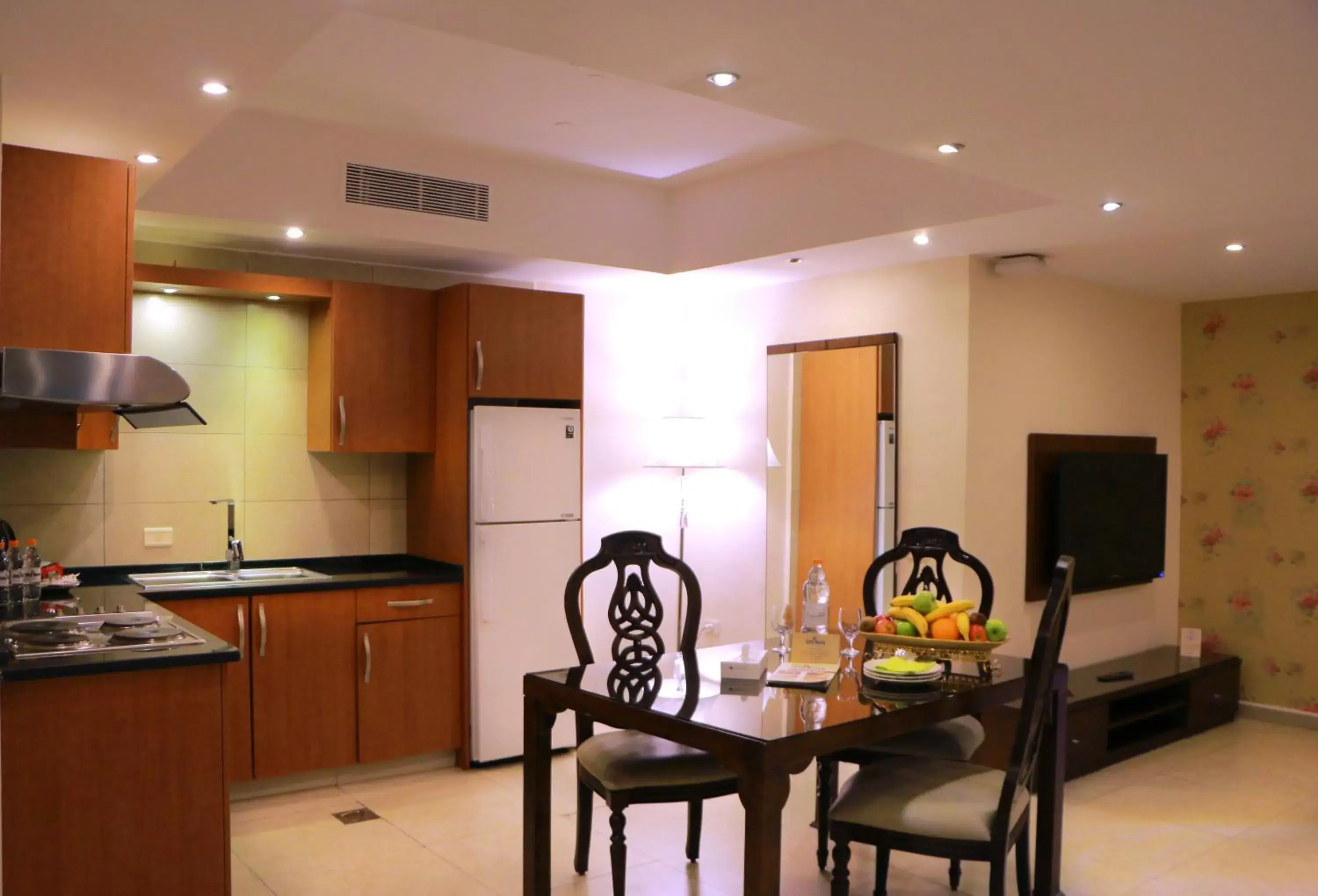 Kitchen/Kitchenette in City Rose Hotel Suites