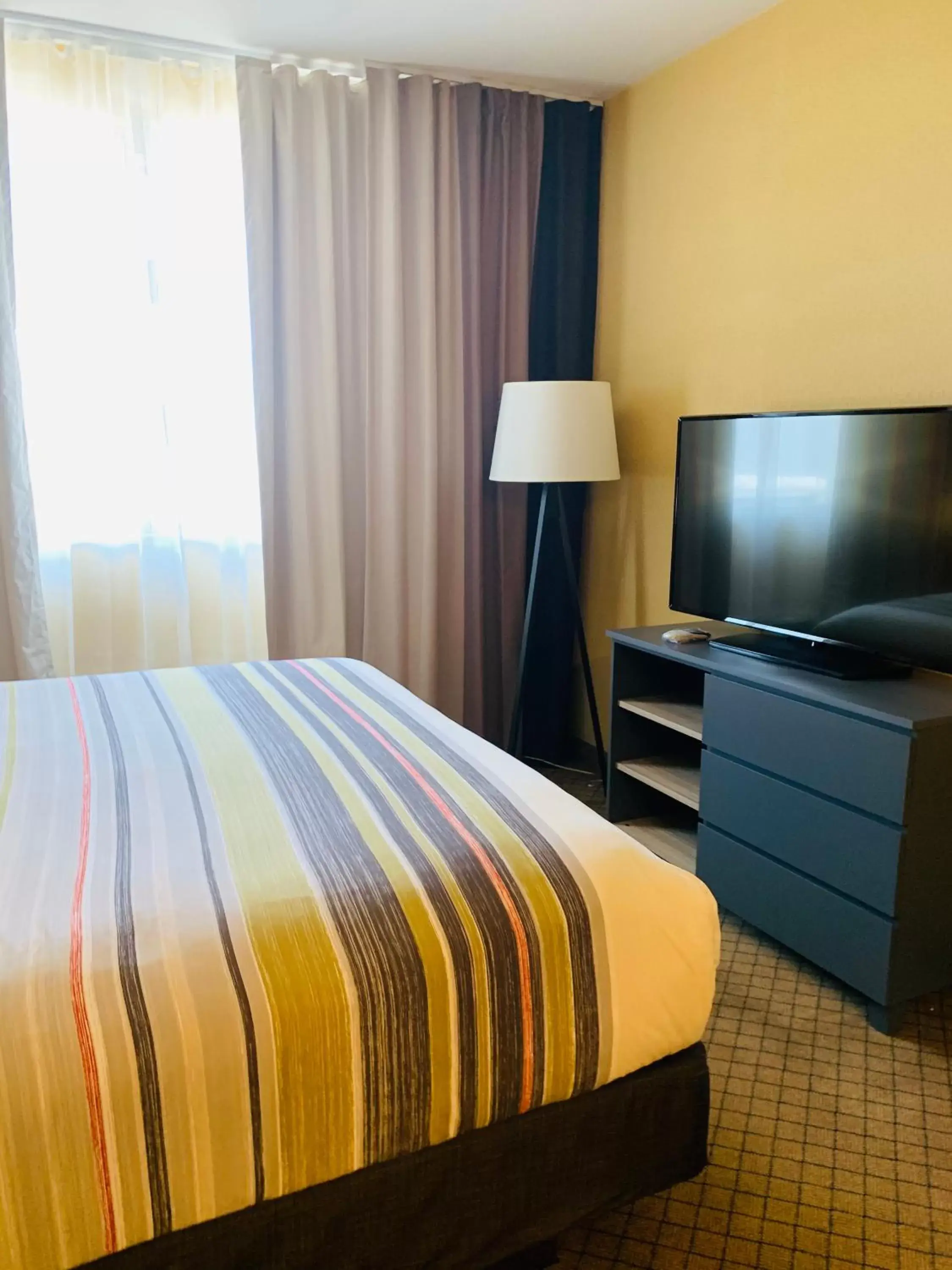 Bed in Country Inn & Suites by Radisson, San Jose International Airport, CA