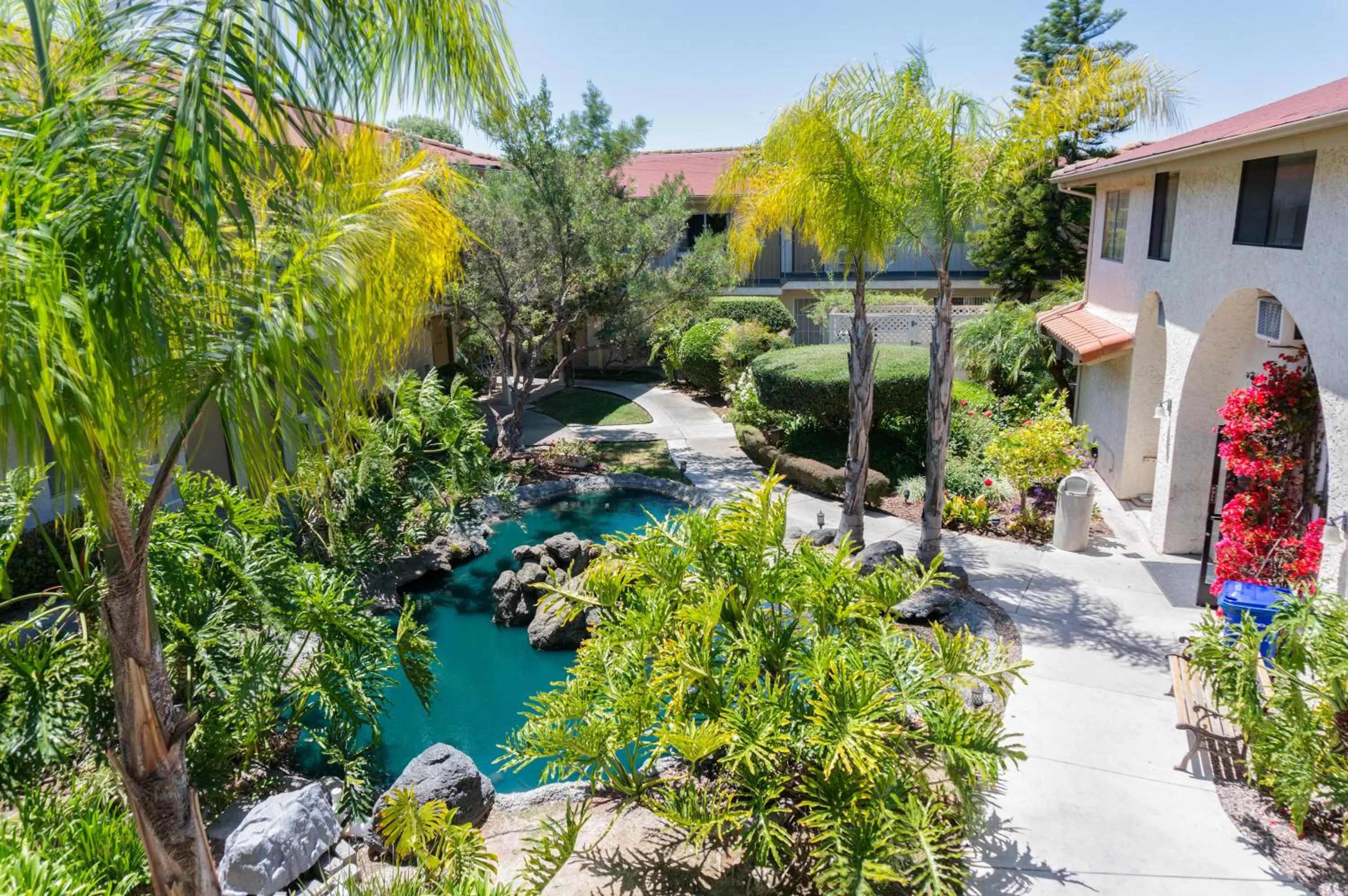 Area and facilities in California Suites Hotel