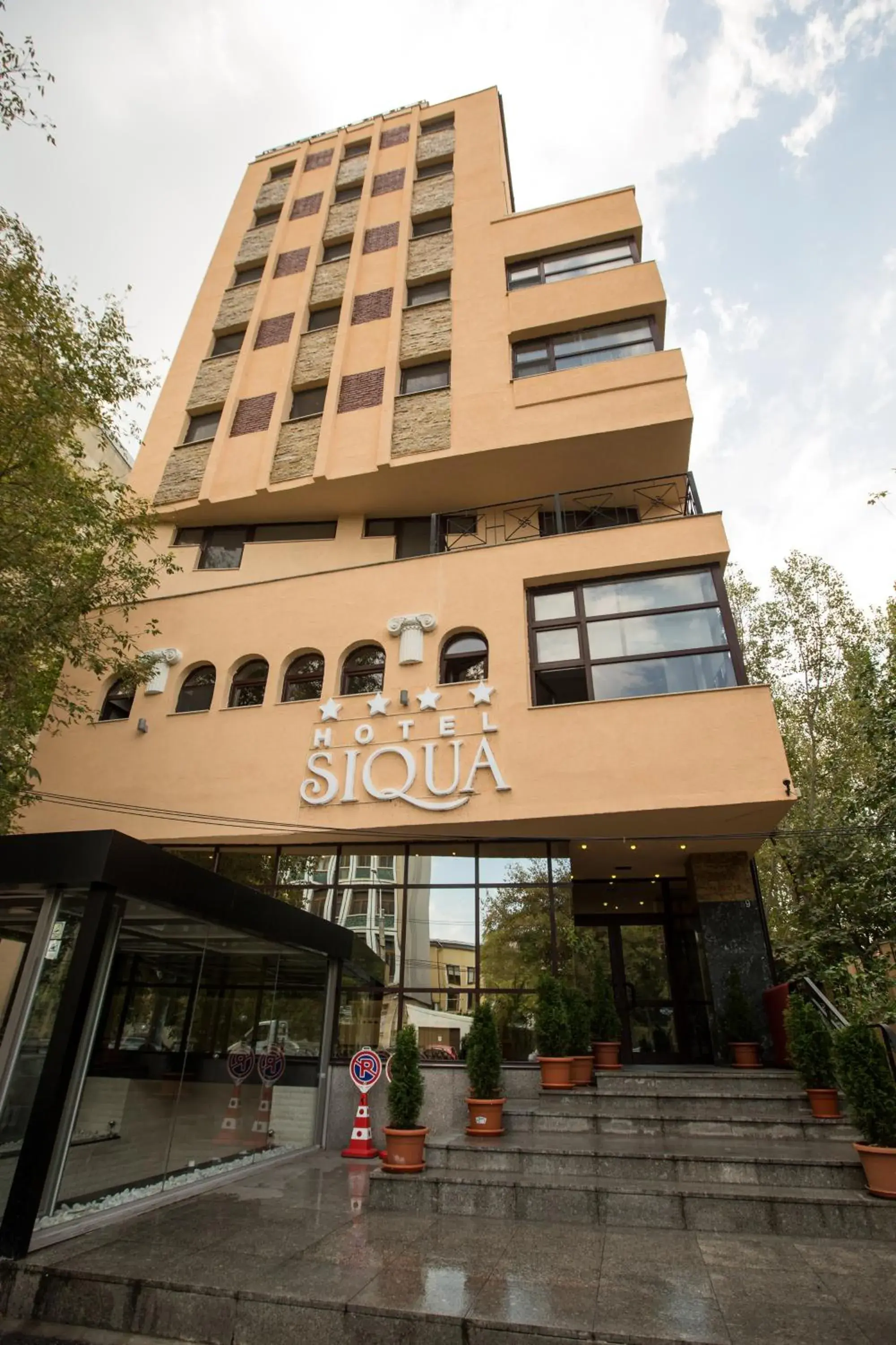 Facade/entrance, Property Building in Casa Siqua