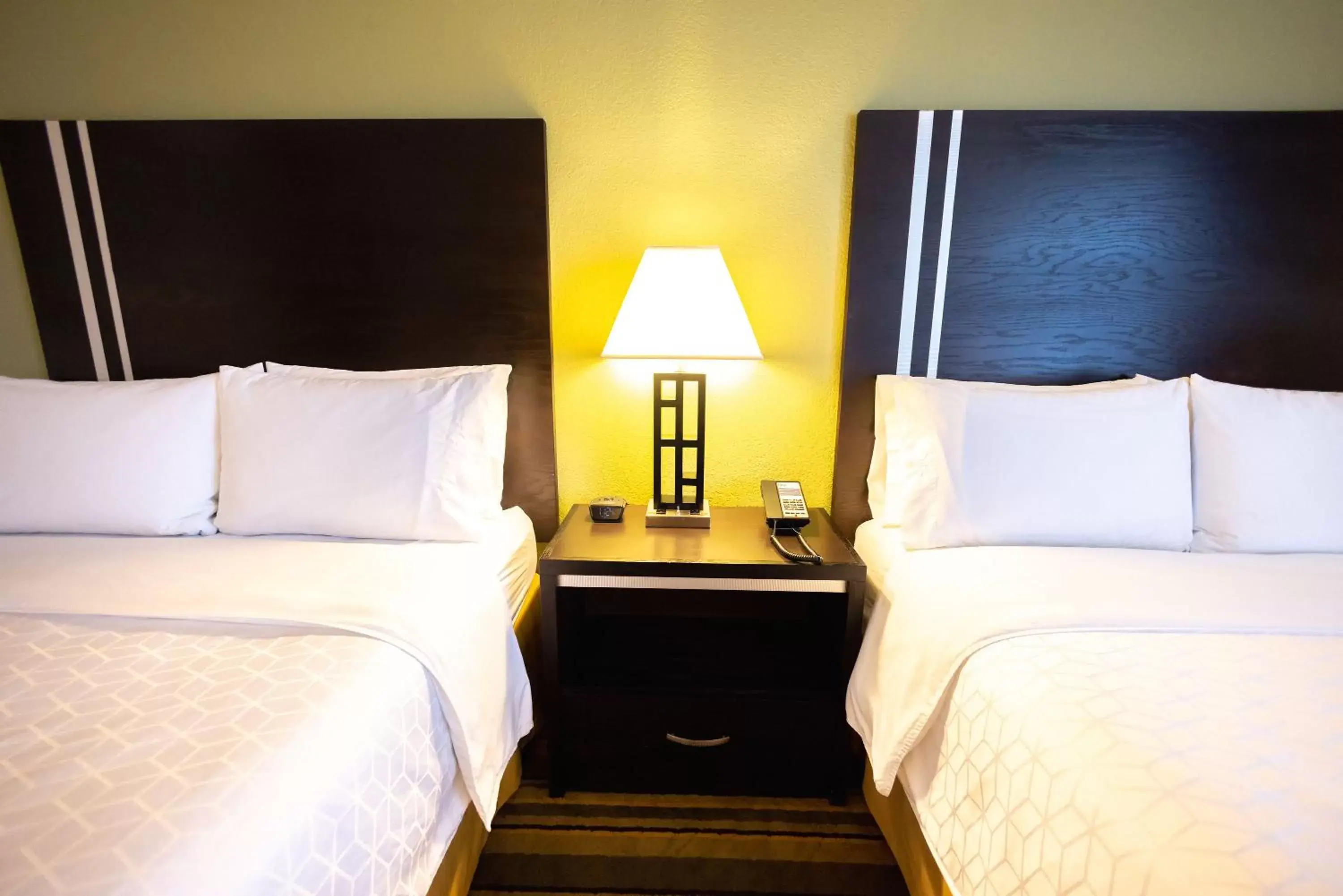 Bedroom, Bed in Holiday Inn Express Berkeley, an IHG Hotel