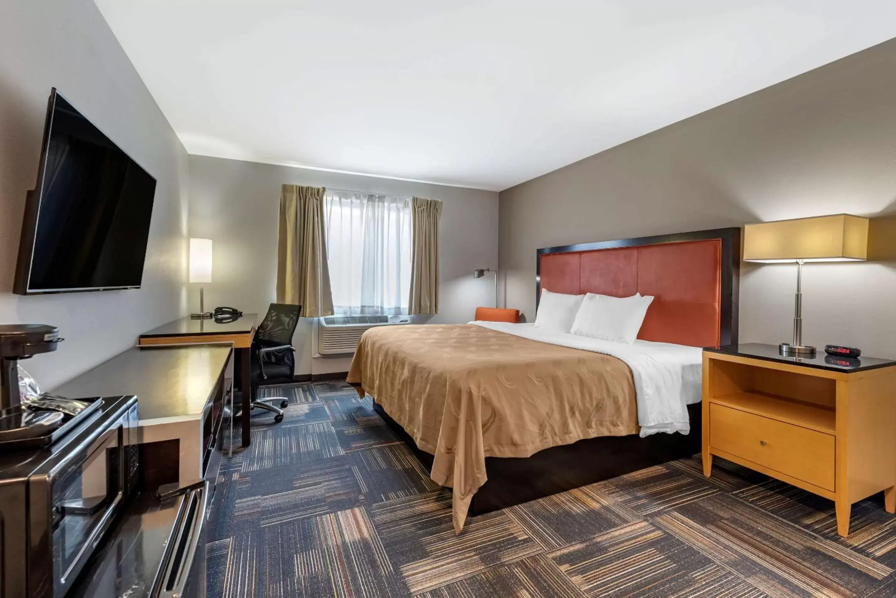 Photo of the whole room, Bed in Quality Inn & Suites Evansville Downtown